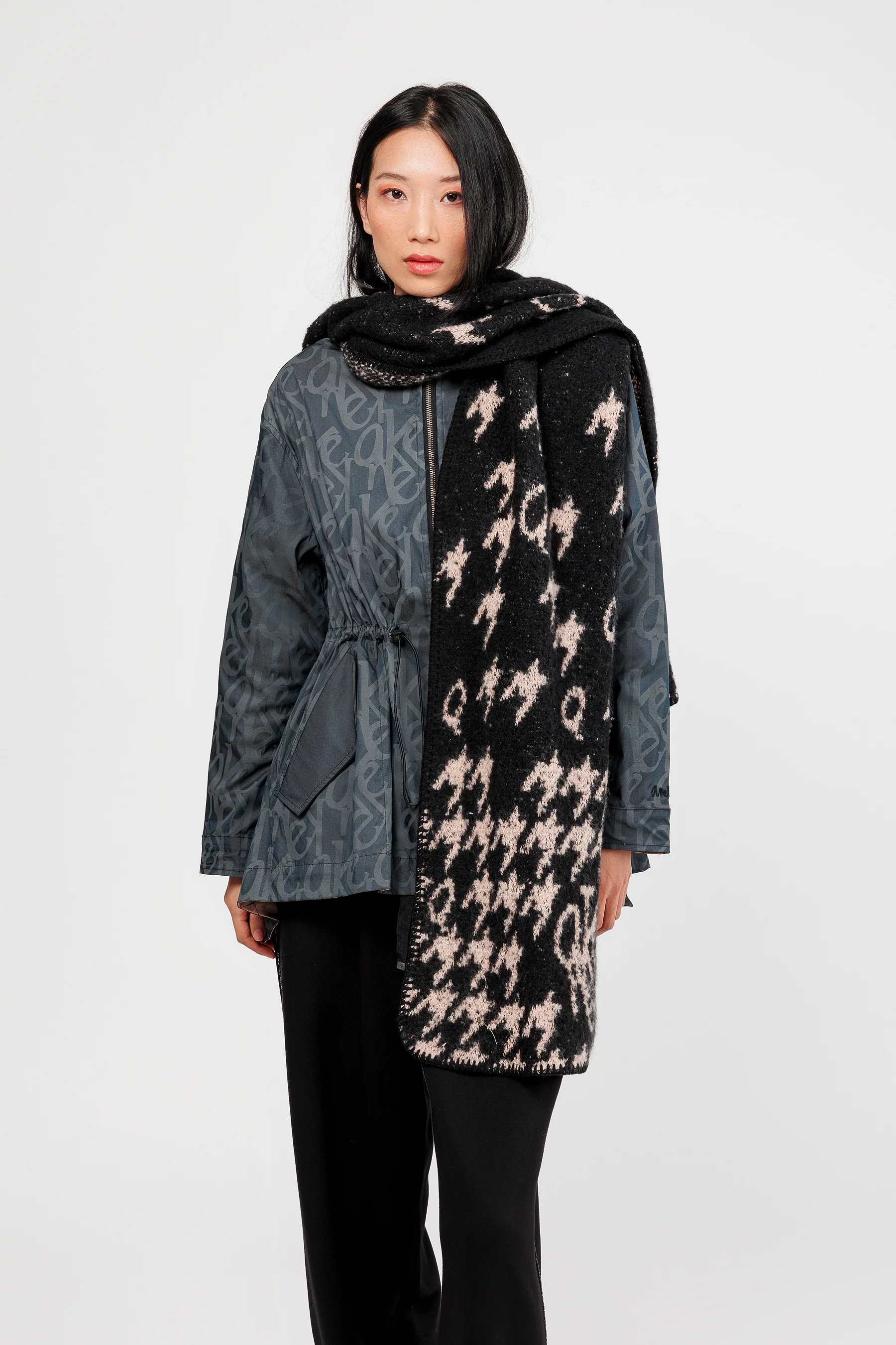 Bufanda con capucha negra y beige - Image 2