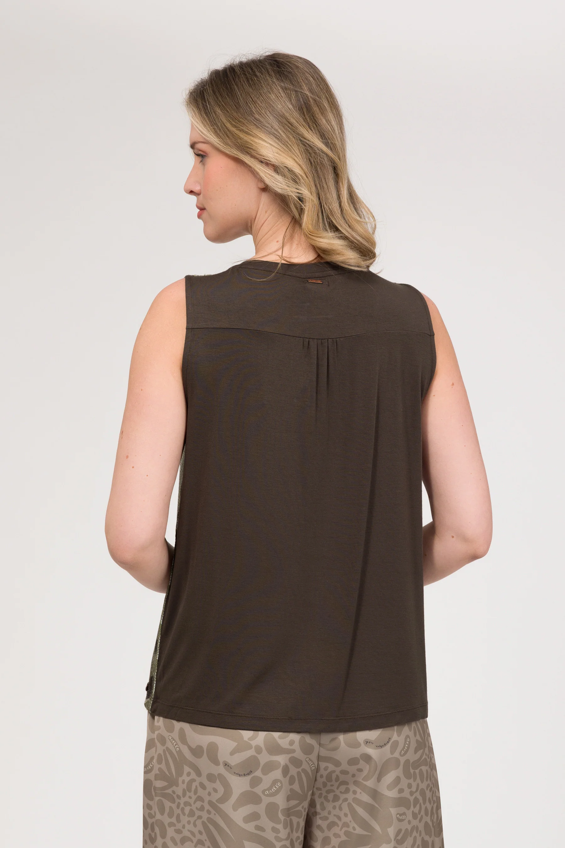 Camiseta beige con lentejuelas - Image 4