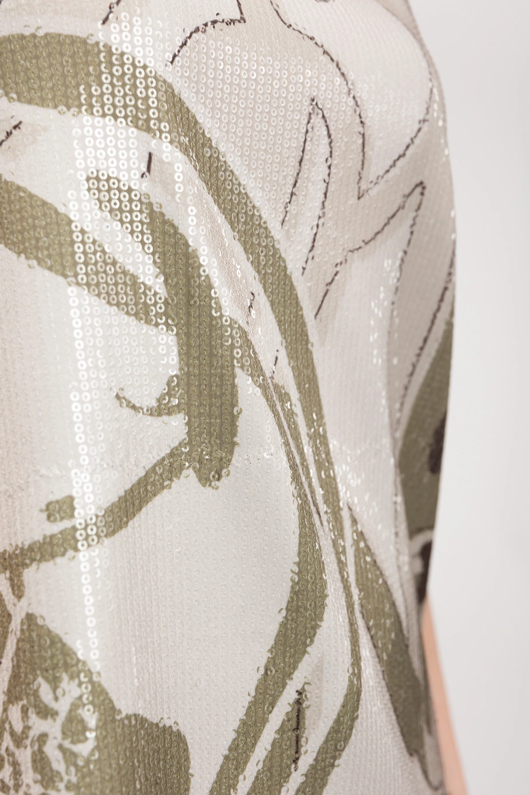 Camiseta beige con lentejuelas - Image 6