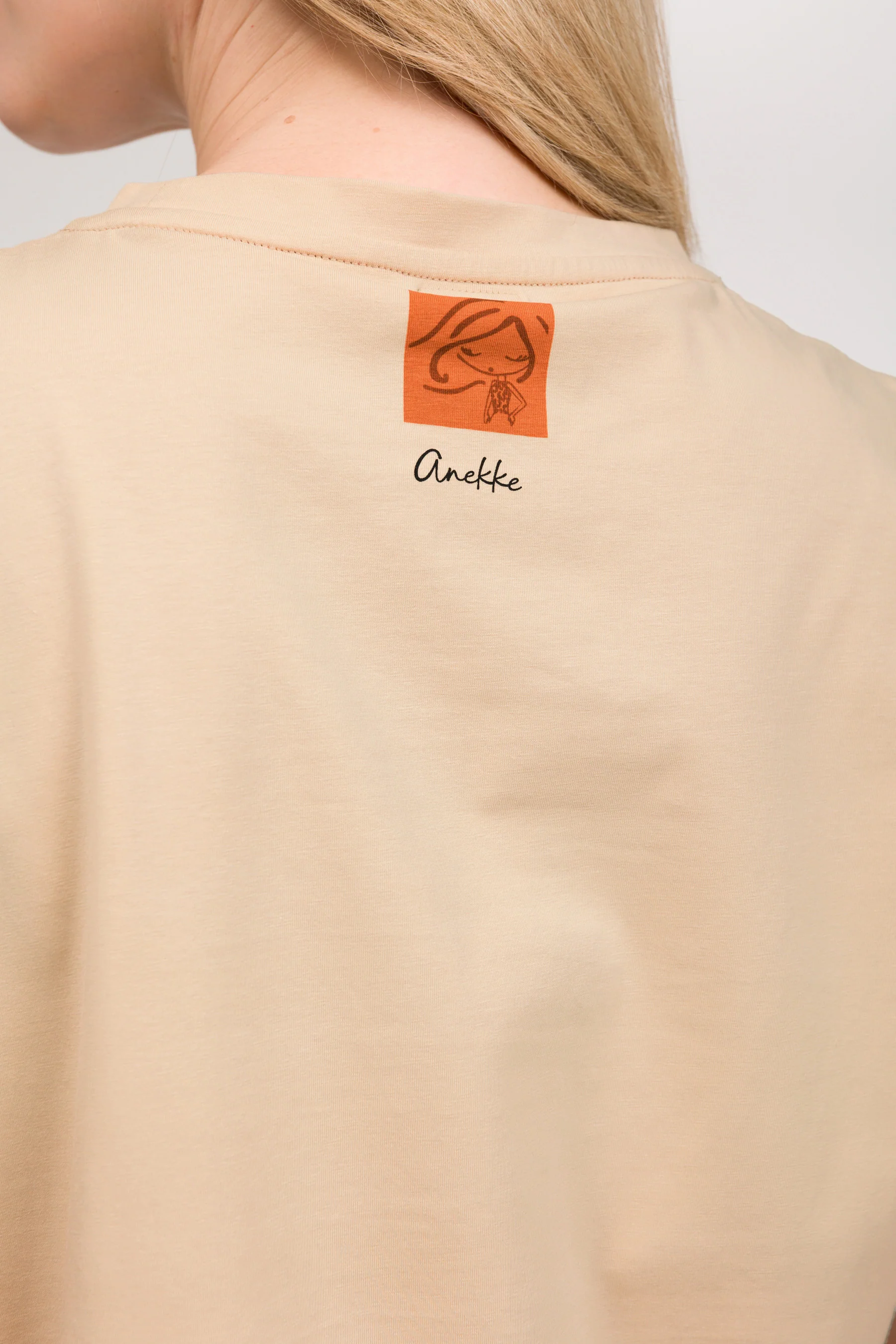 Camiseta beige de manga corta - Image 4