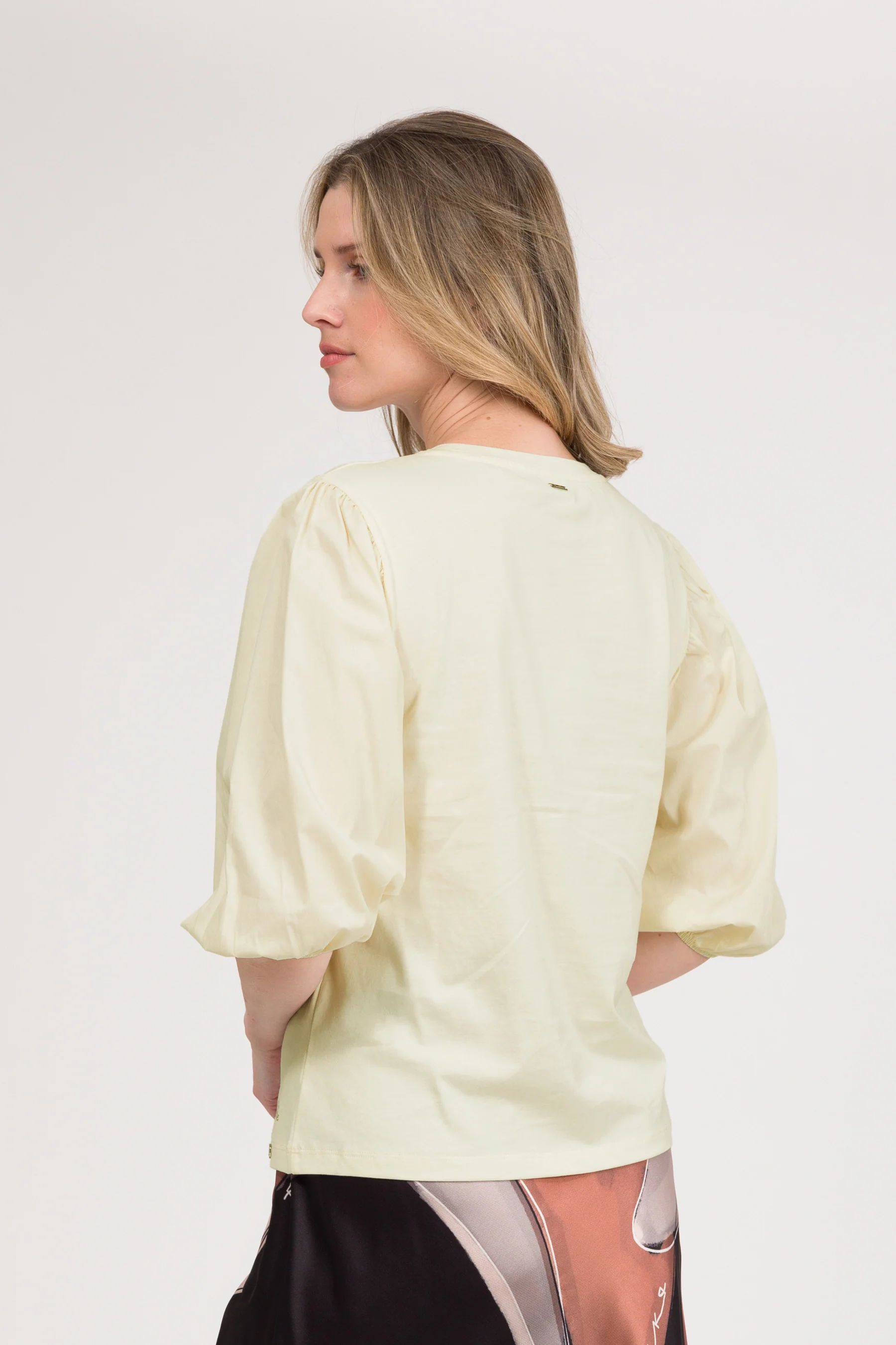 Camiseta con manga abullonada beige - Image 4