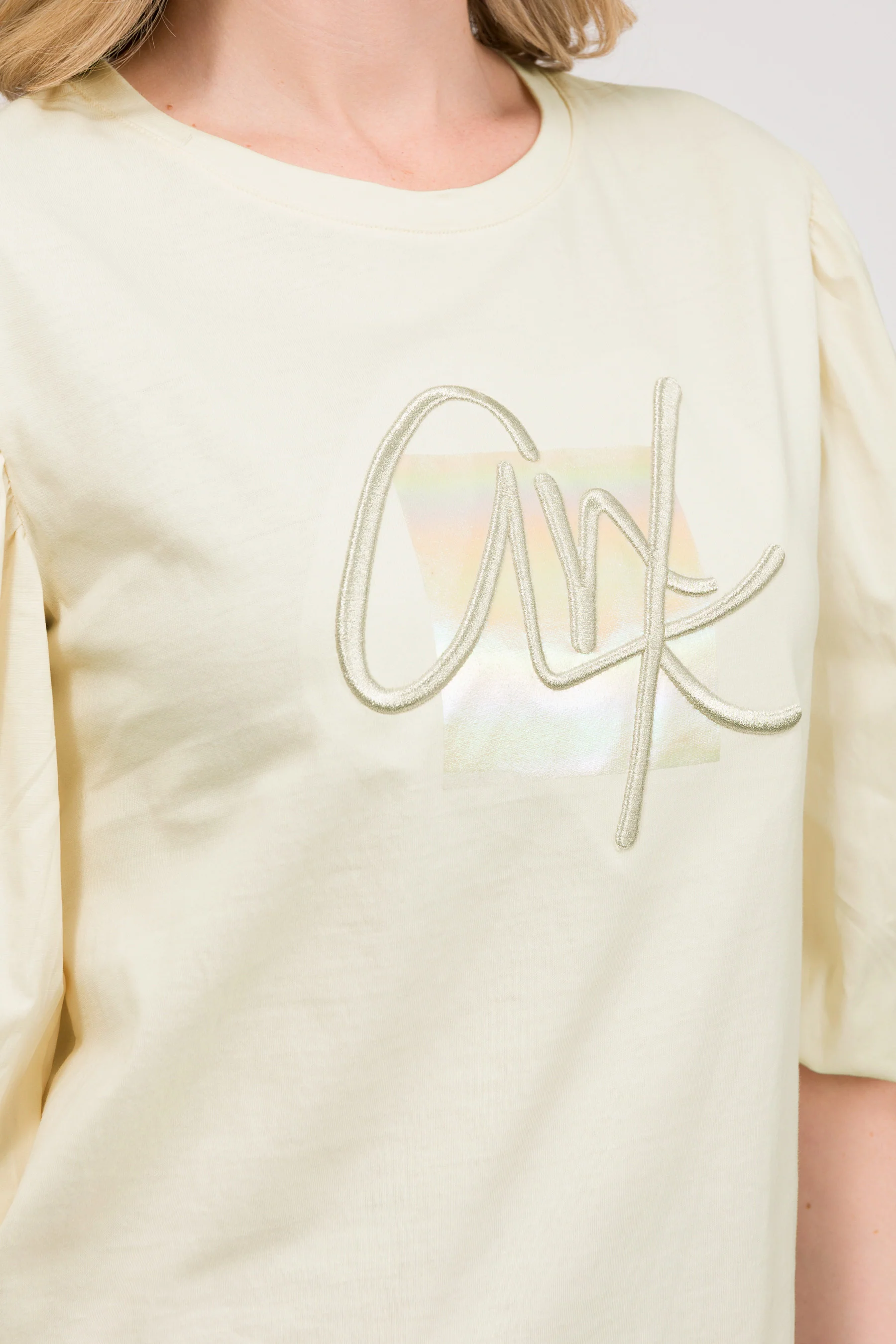 Camiseta con manga abullonada beige - Image 5