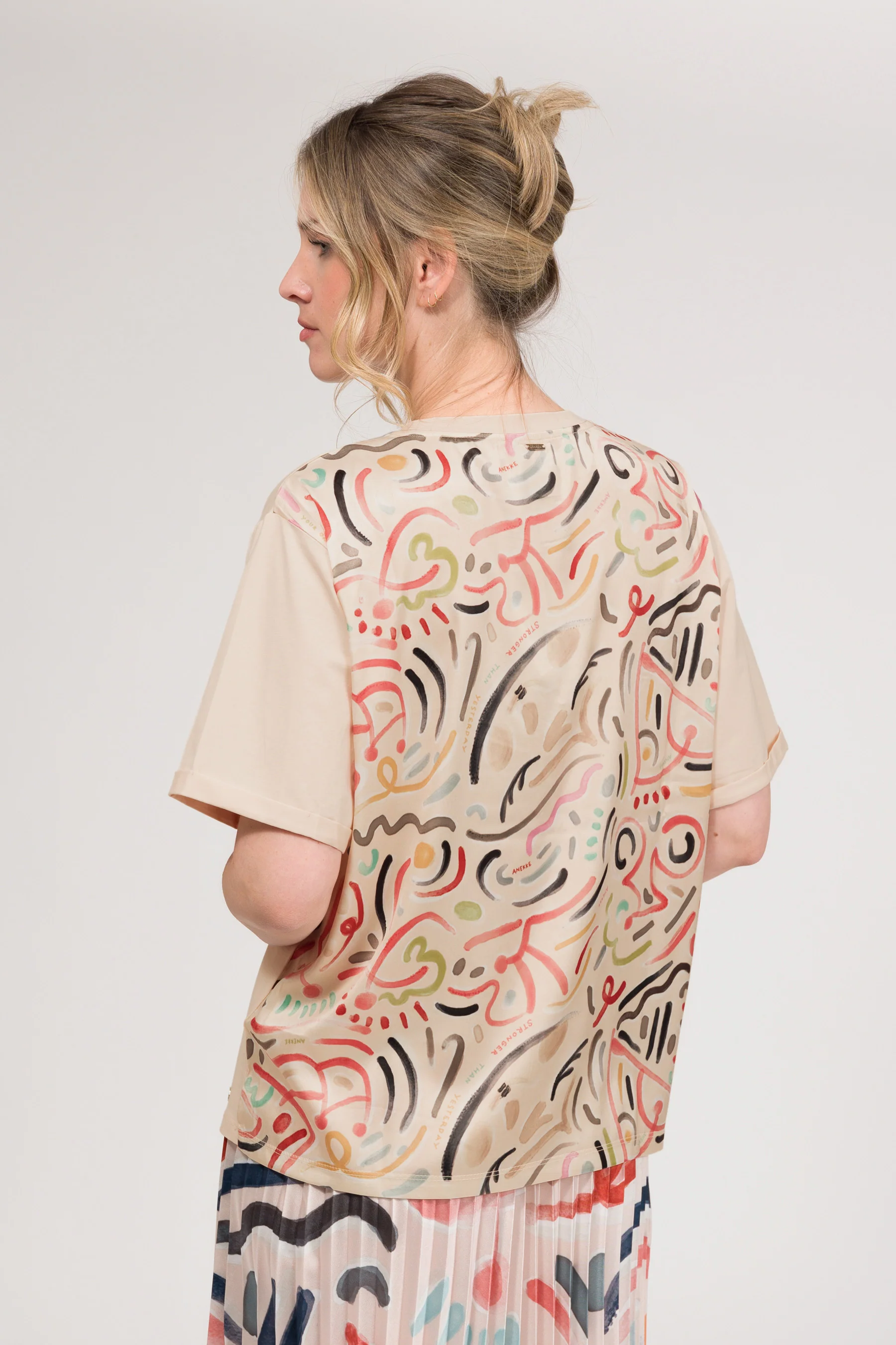 Camiseta de manga corta beige con estampado - Image 4