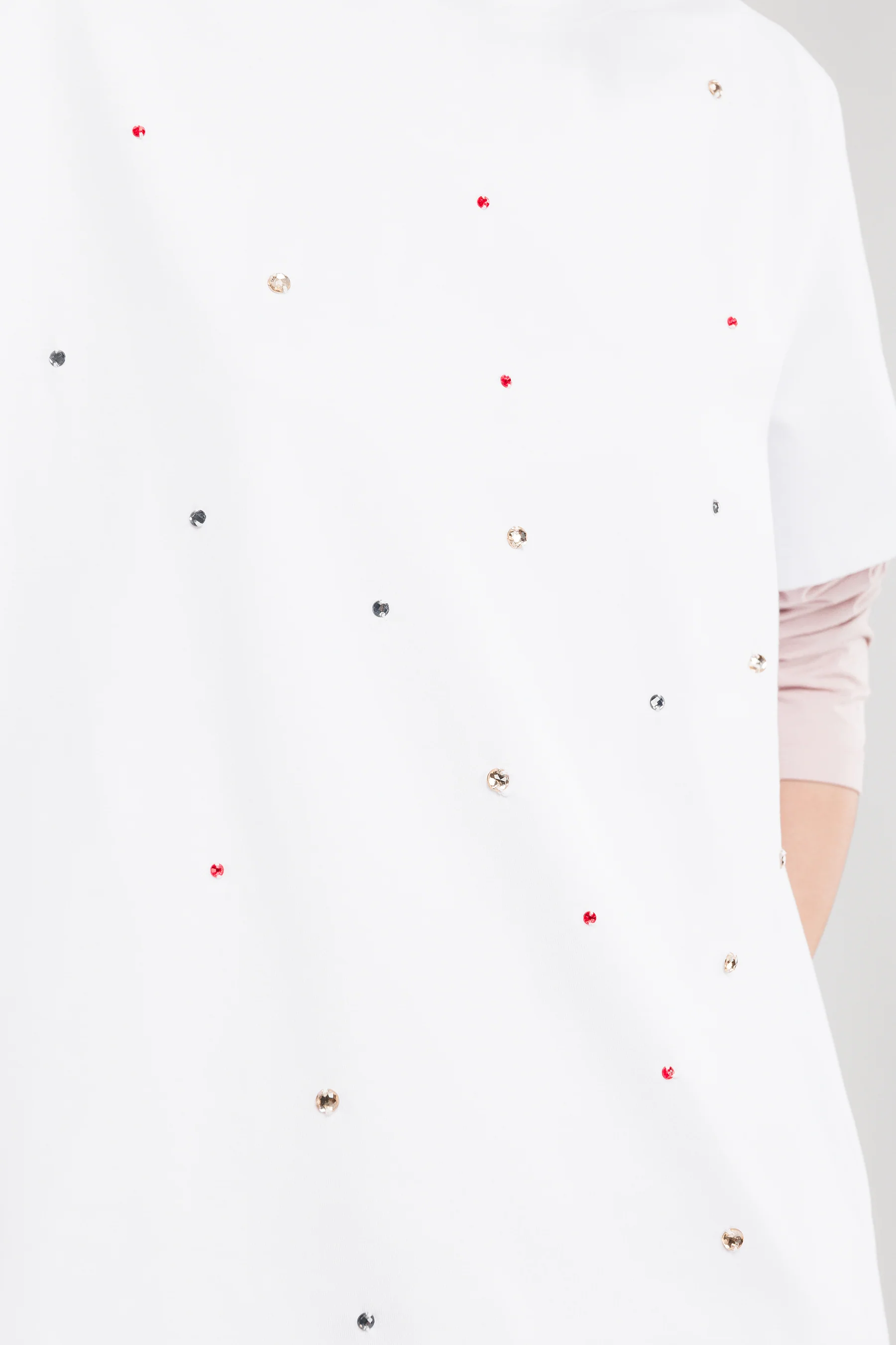 Camiseta manga corta blanca con tachuelas - Image 3