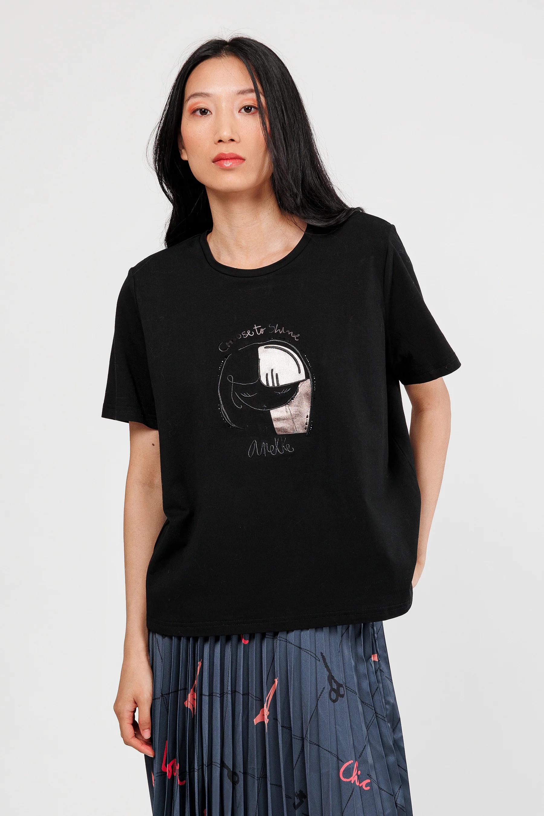 Camiseta manga corta negra con detalles plata y bronce - Image 2