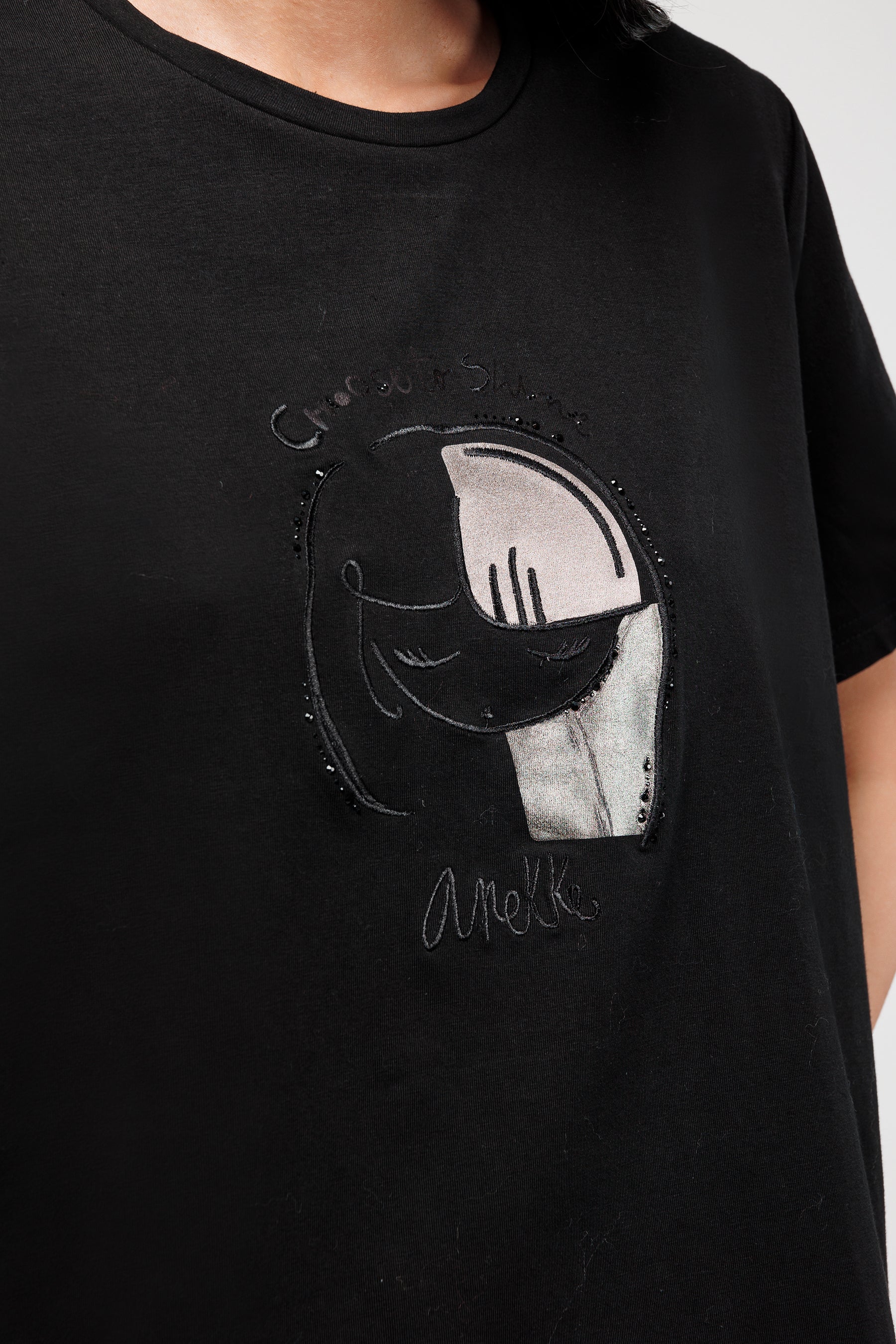 Camiseta manga corta negra con detalles plata y bronce - Image 3
