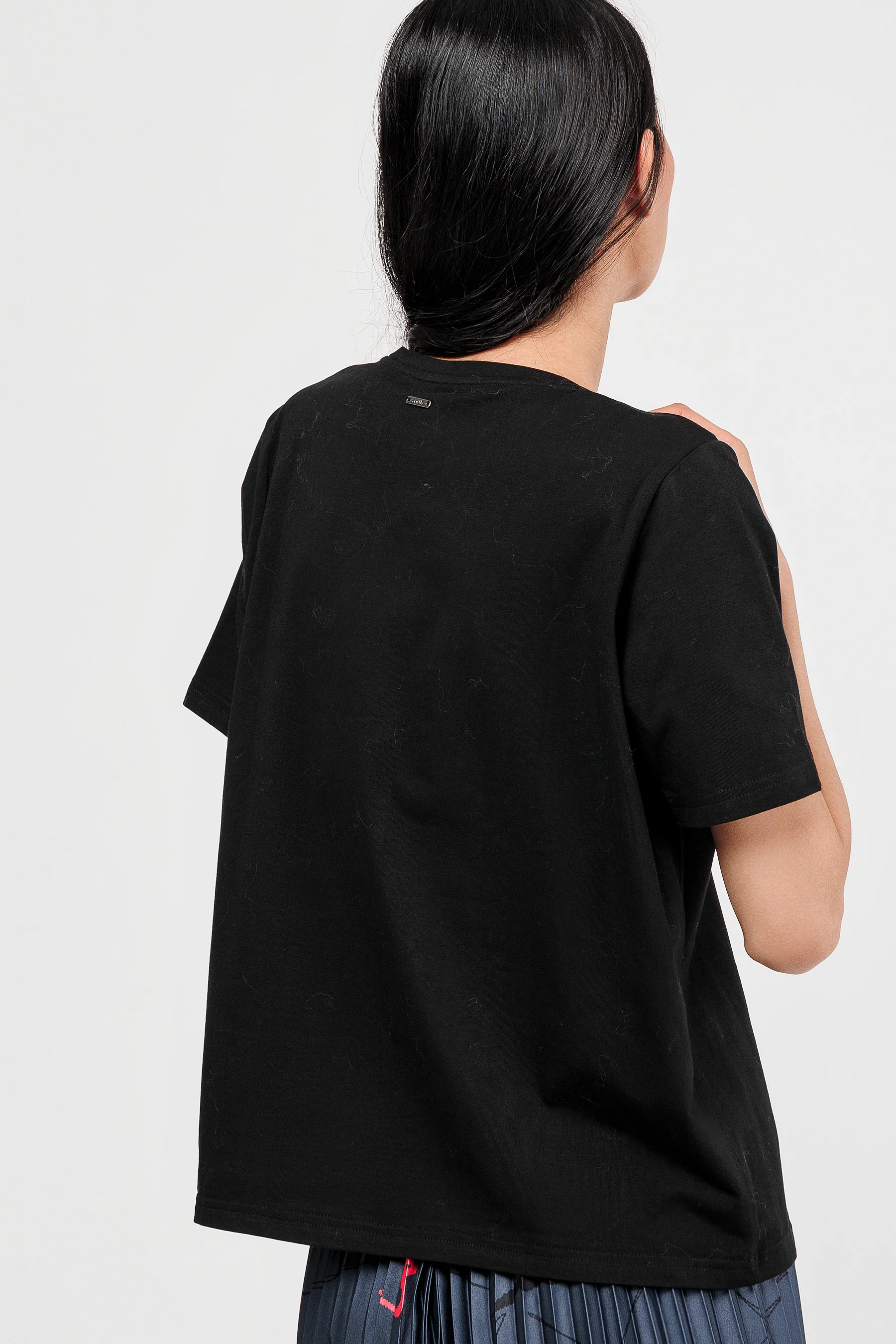 Camiseta manga corta negra con detalles plata y bronce - Image 4