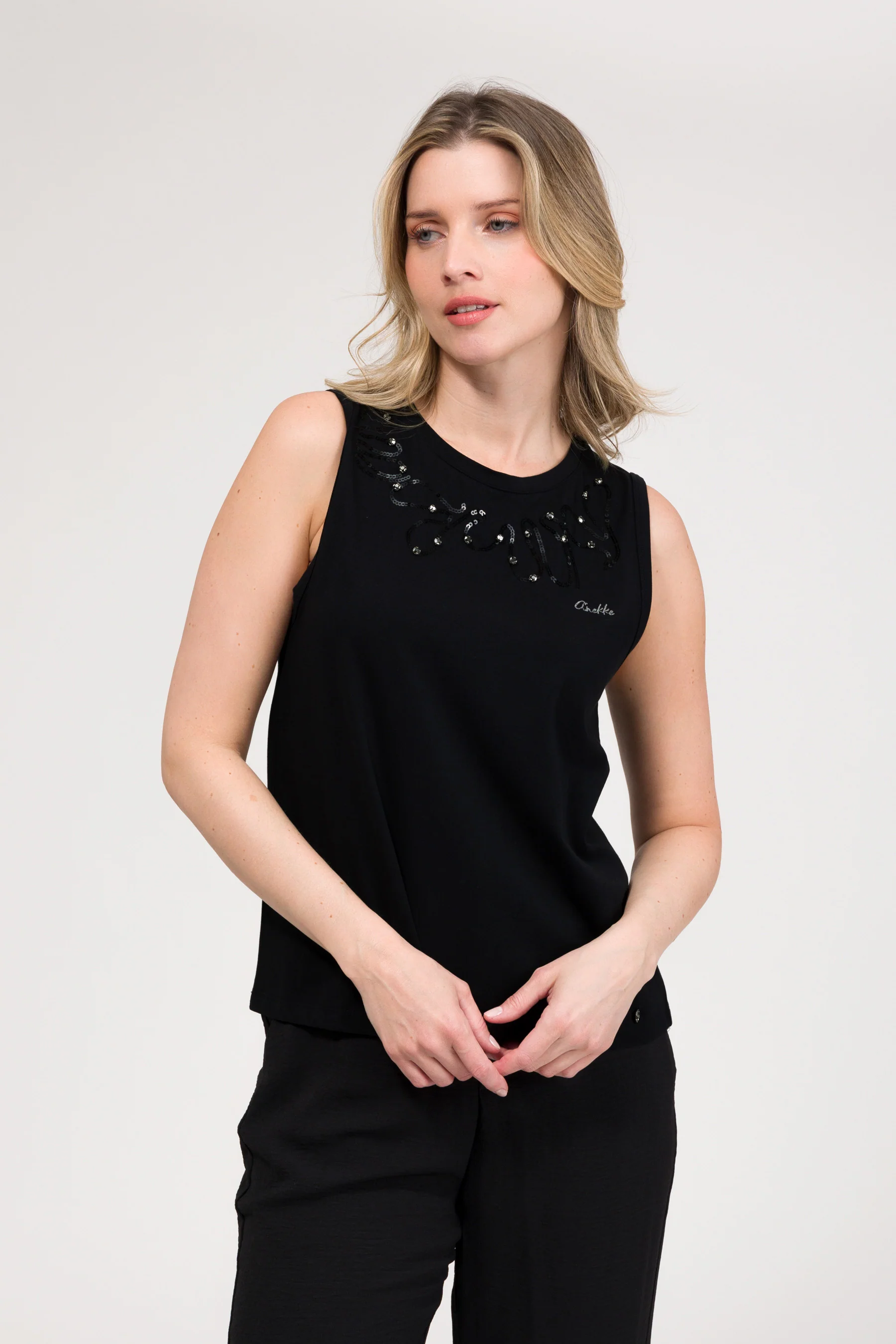 Camiseta negra sin mangas - Image 2