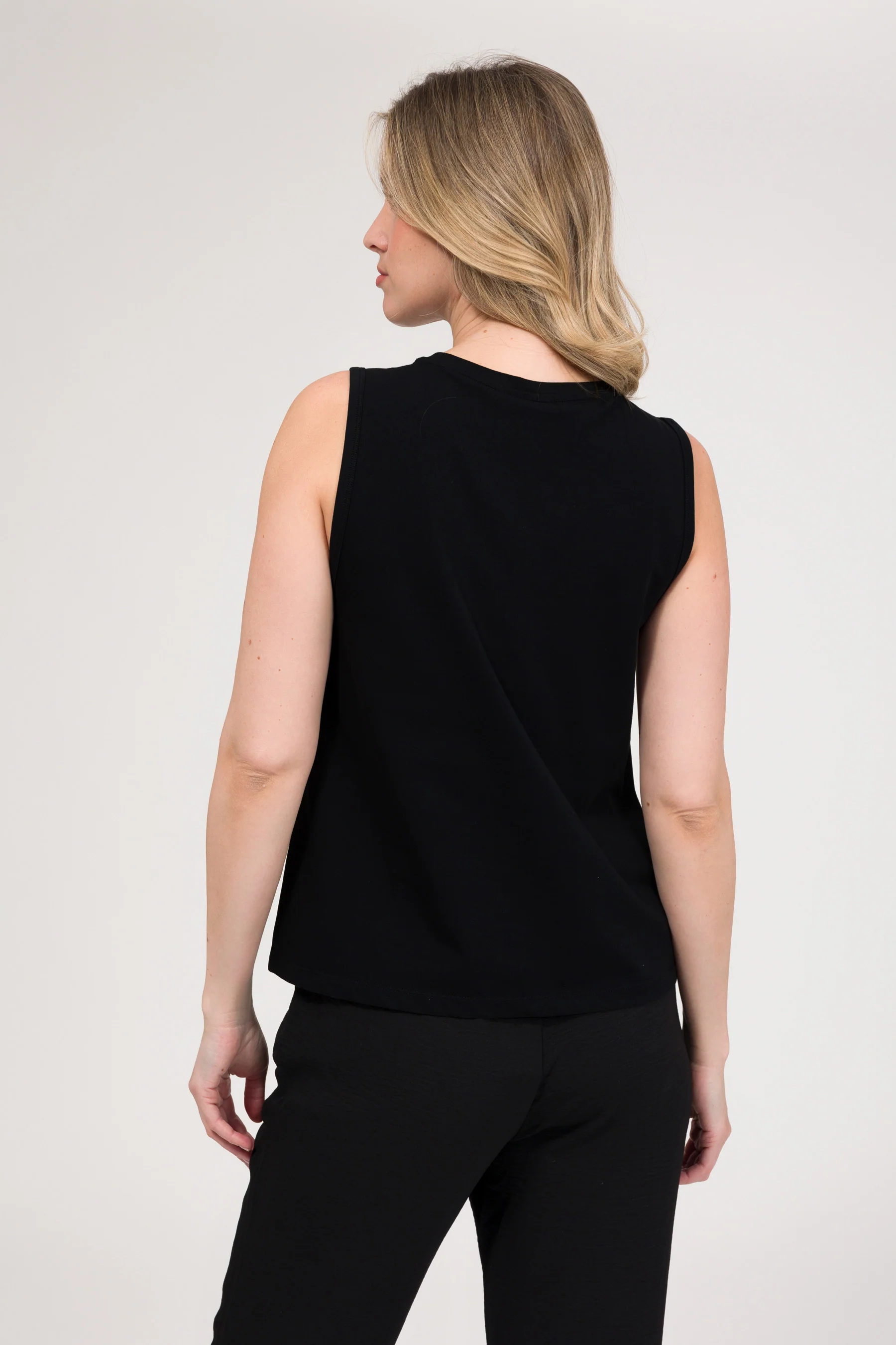 Camiseta negra sin mangas - Image 4