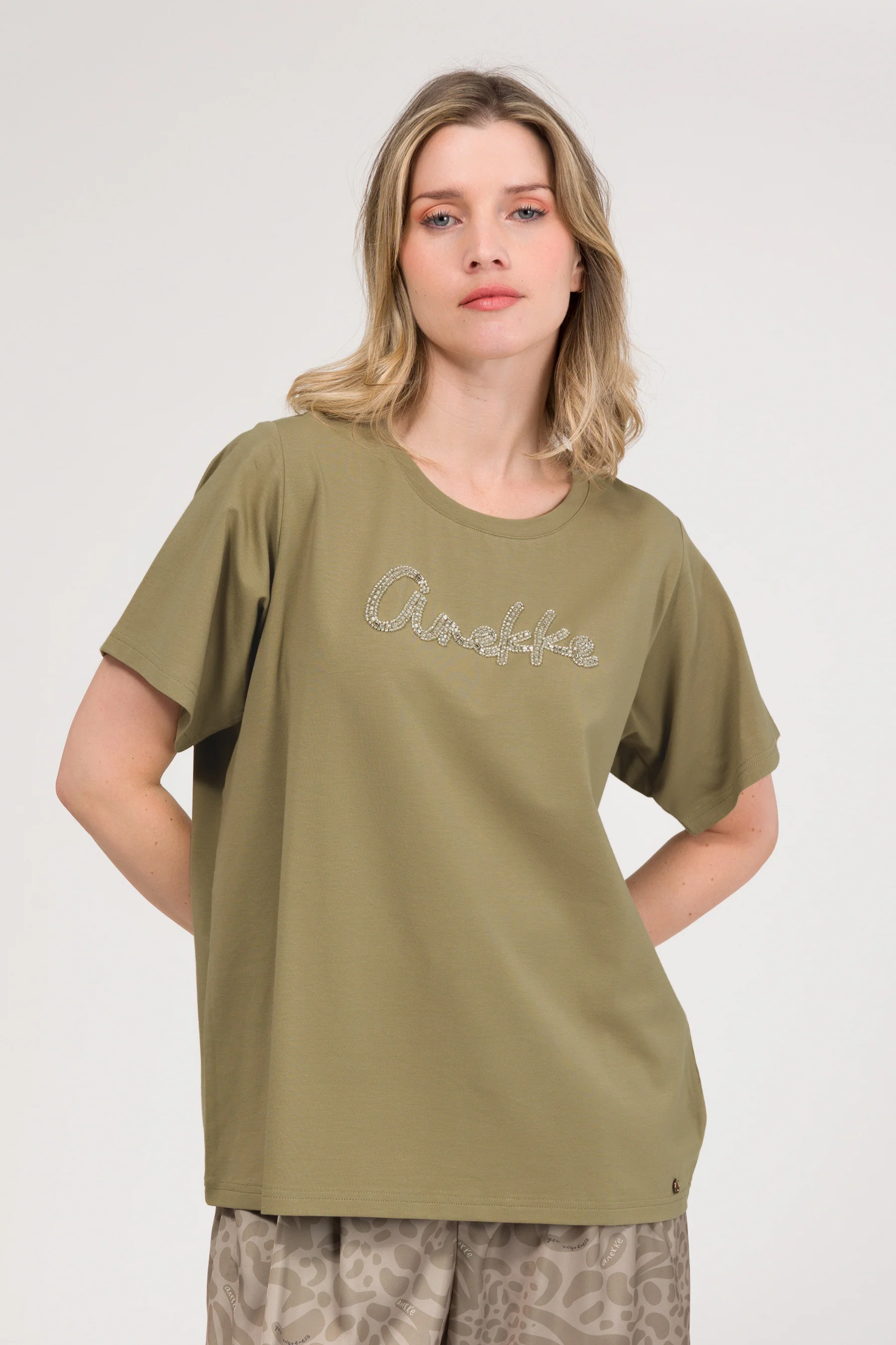 Camiseta verde con logo - Image 2