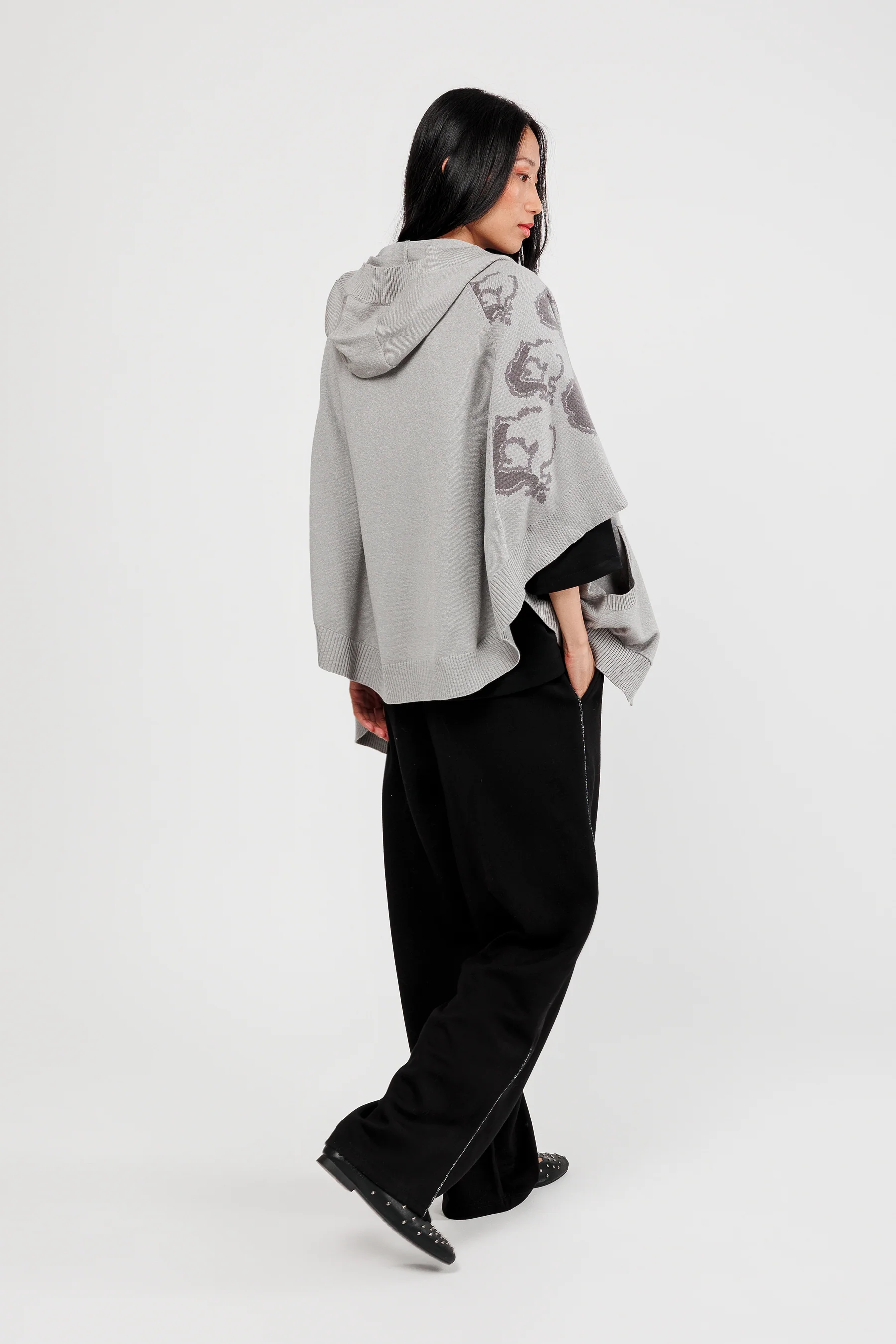 Chaqueta estilo poncho gris - Image 3