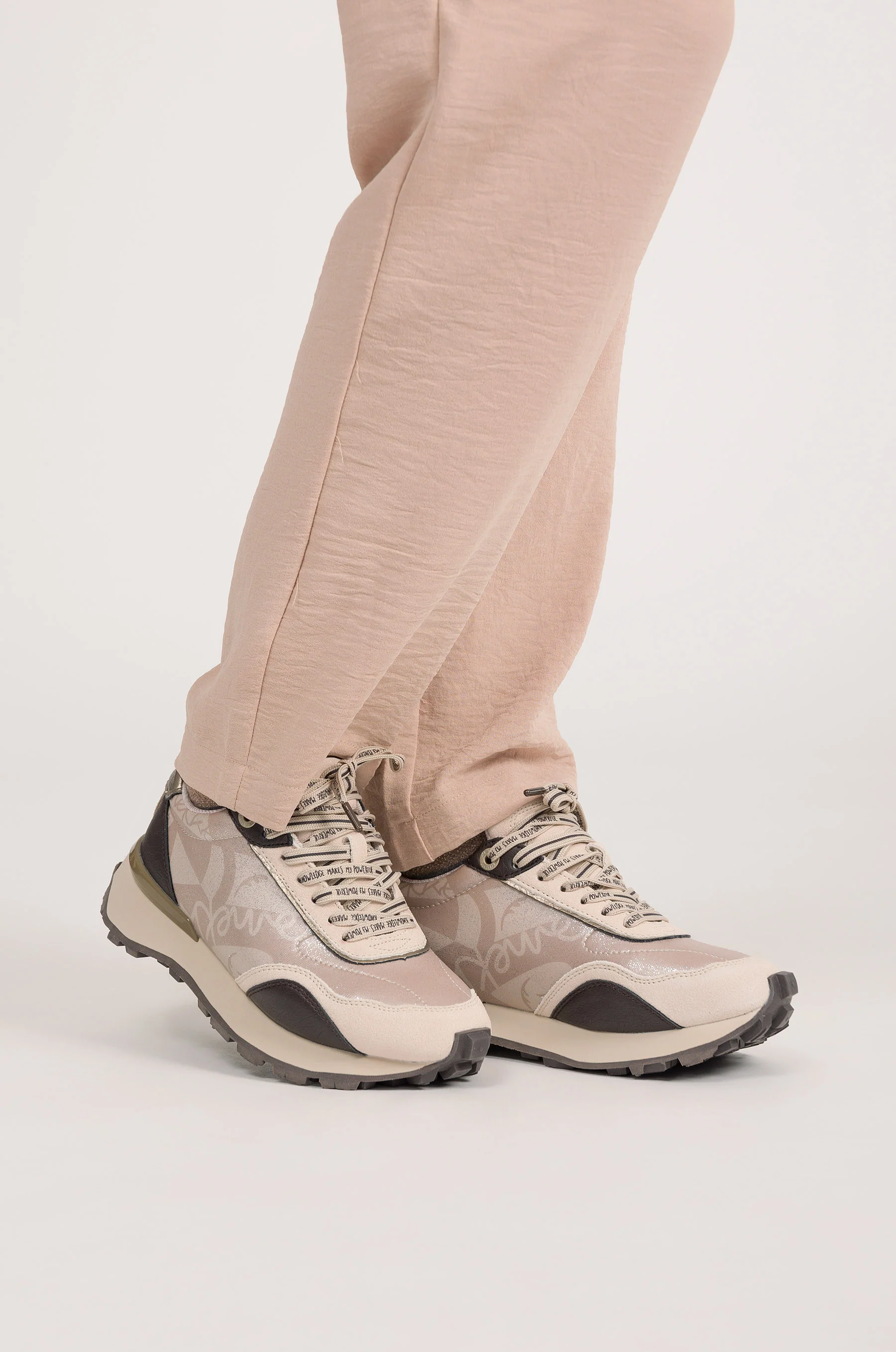 Deportivos beige con detalles en marrón - Image 2