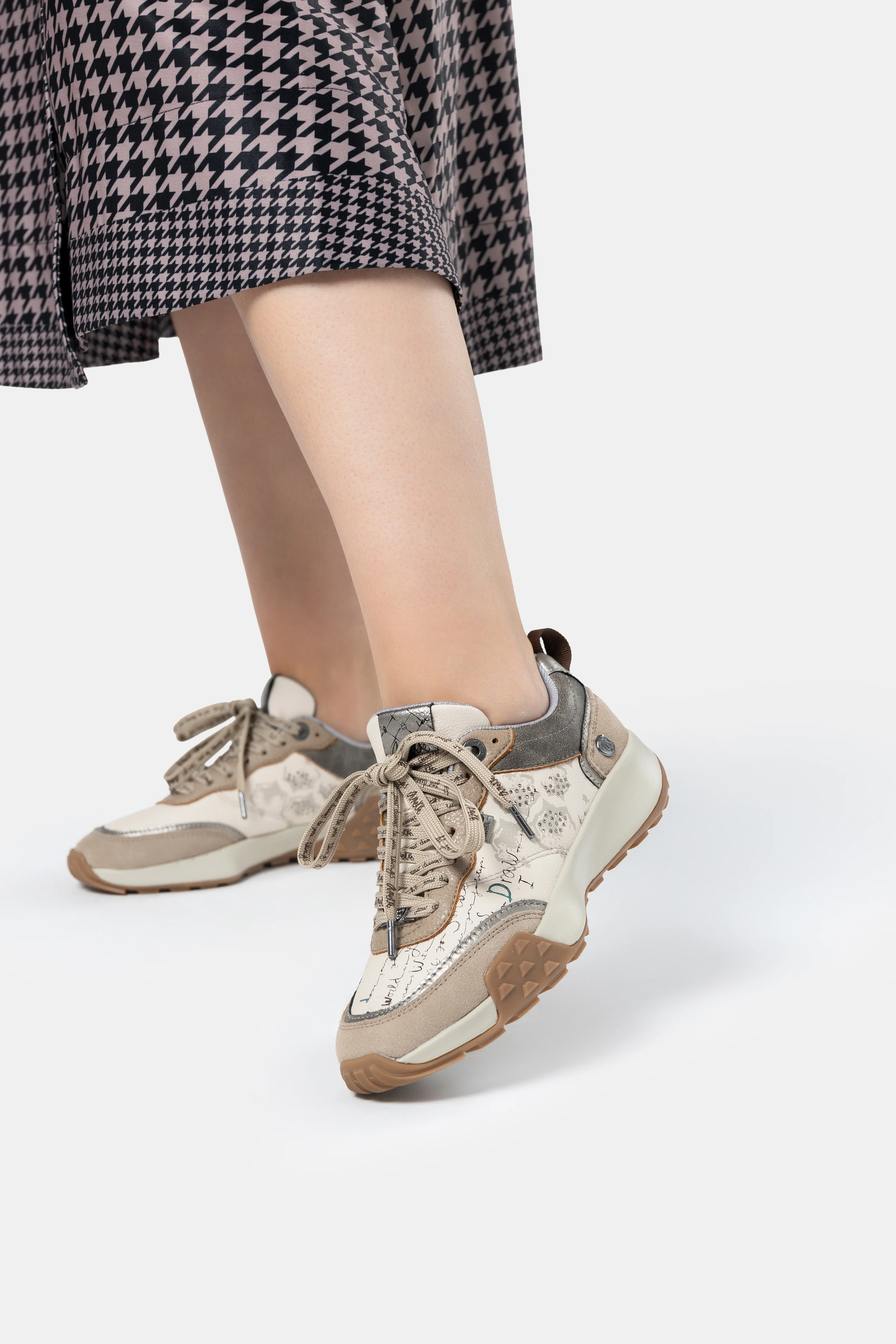 Deportivos beige estampados - Image 2