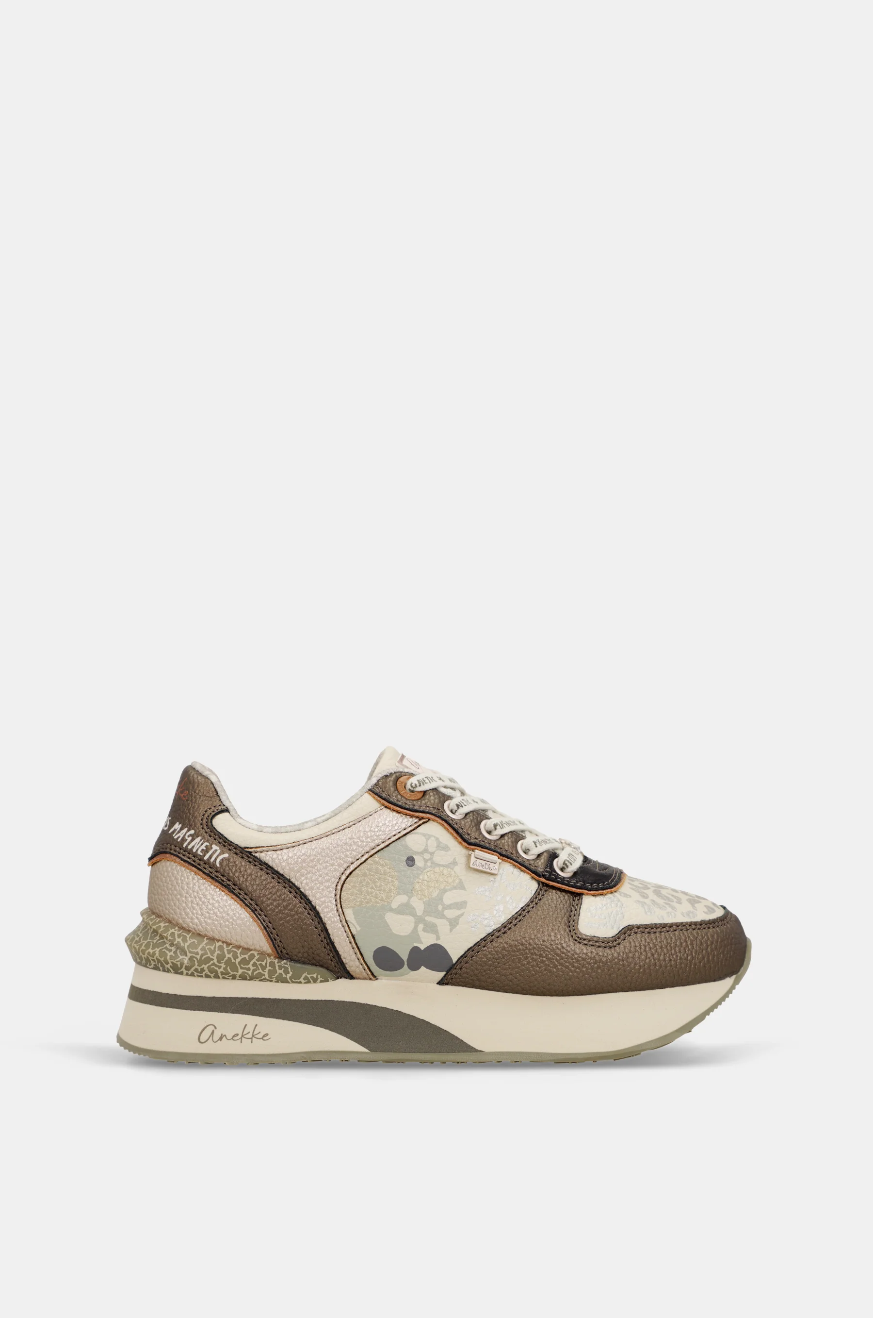 Deportivos beige y cobre