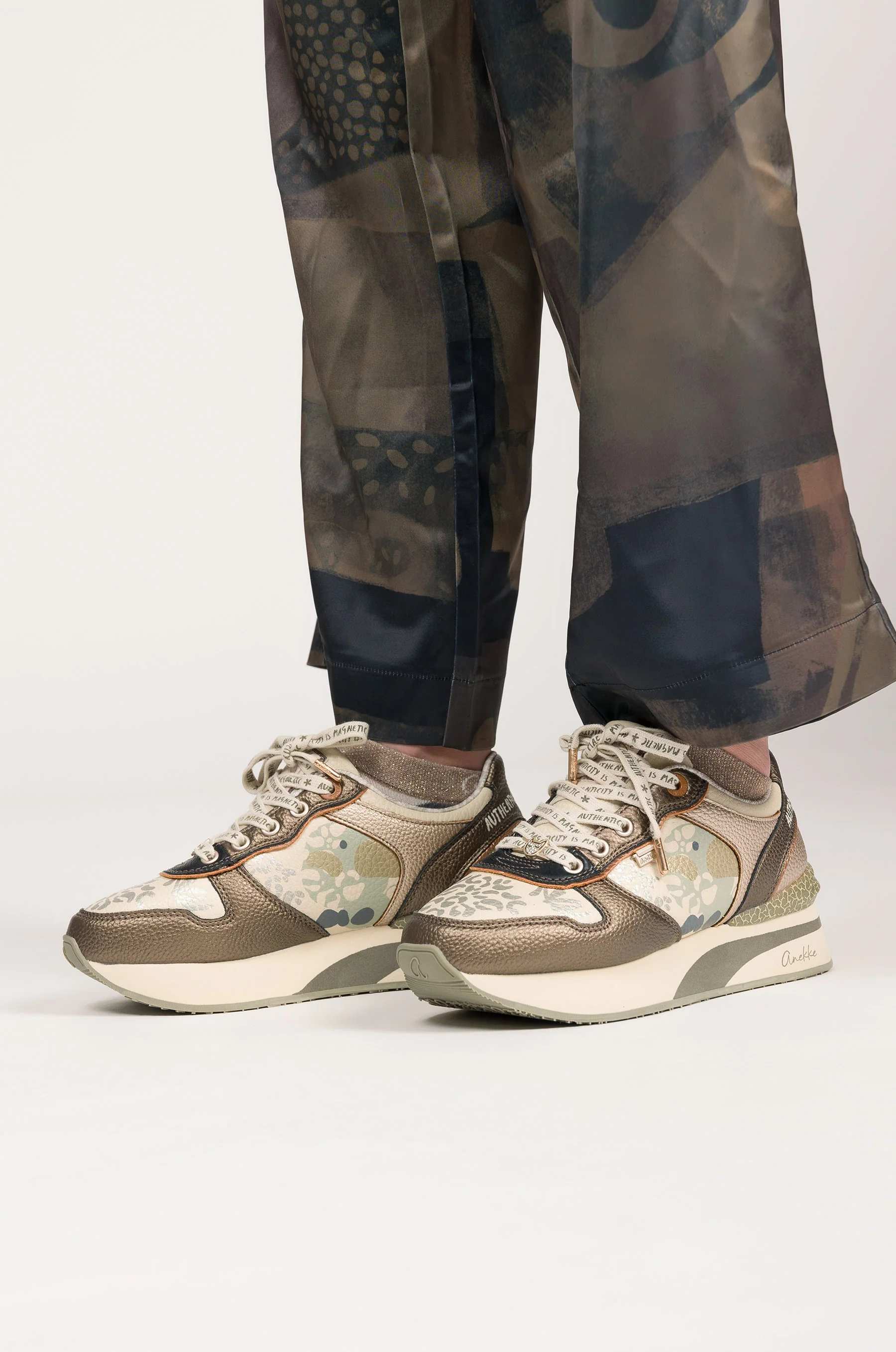 Deportivos beige y cobre - Image 2