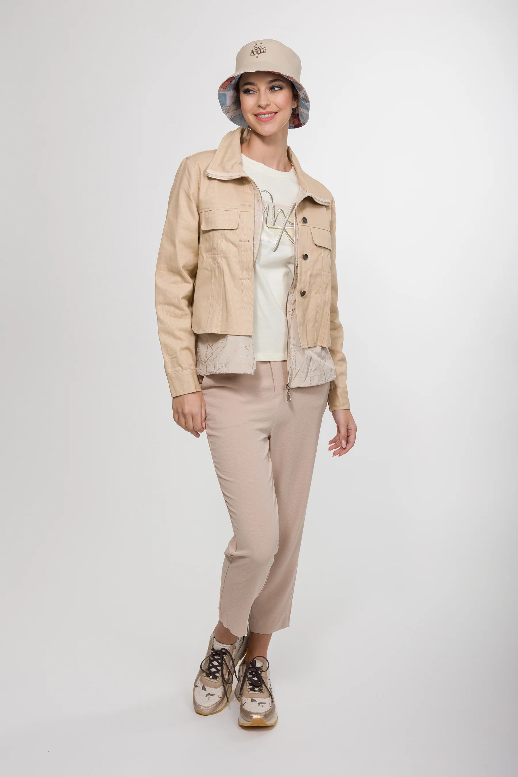 Deportivos beige y dorados - Image 3