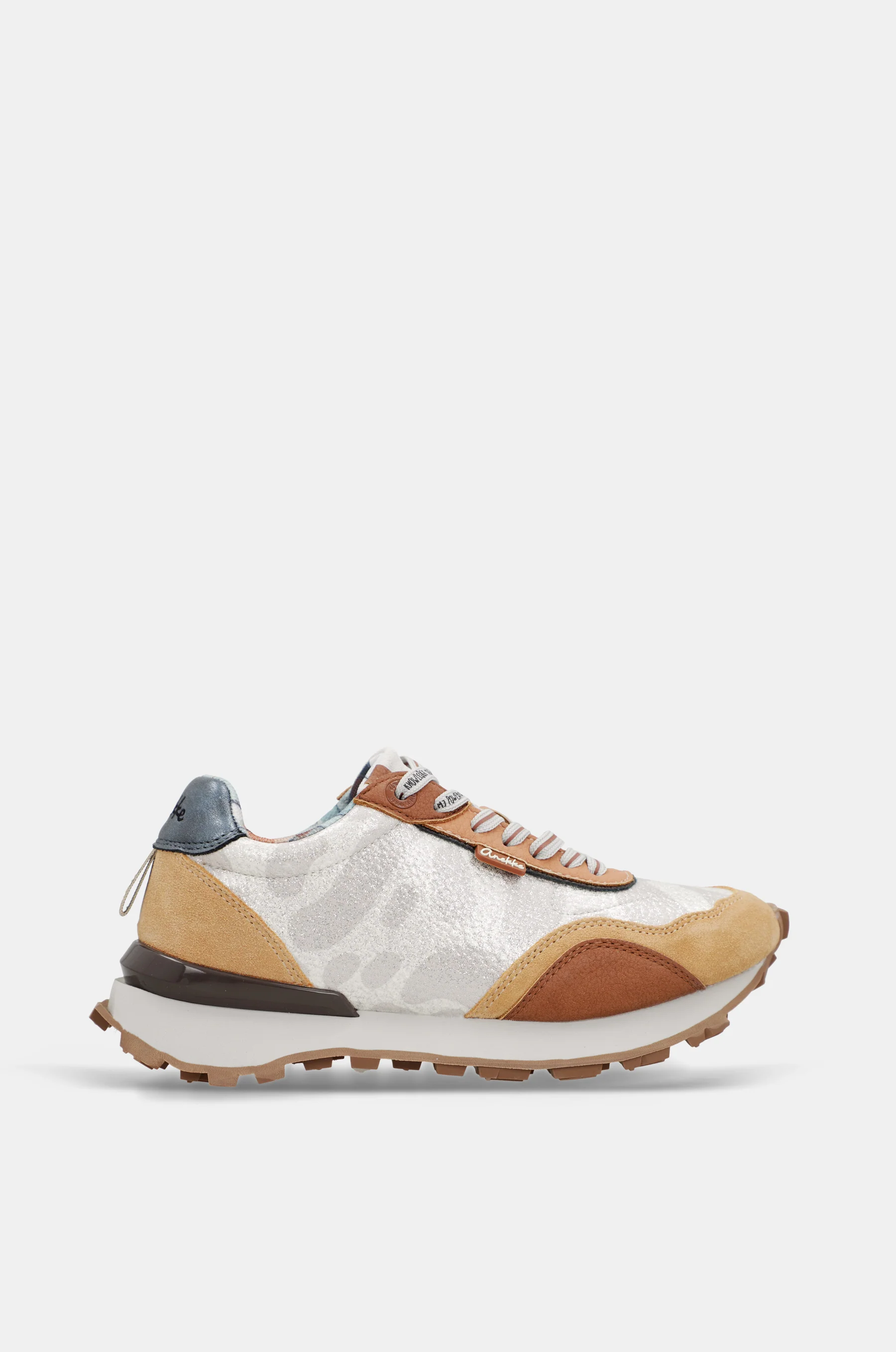 Deportivos beige y naranja