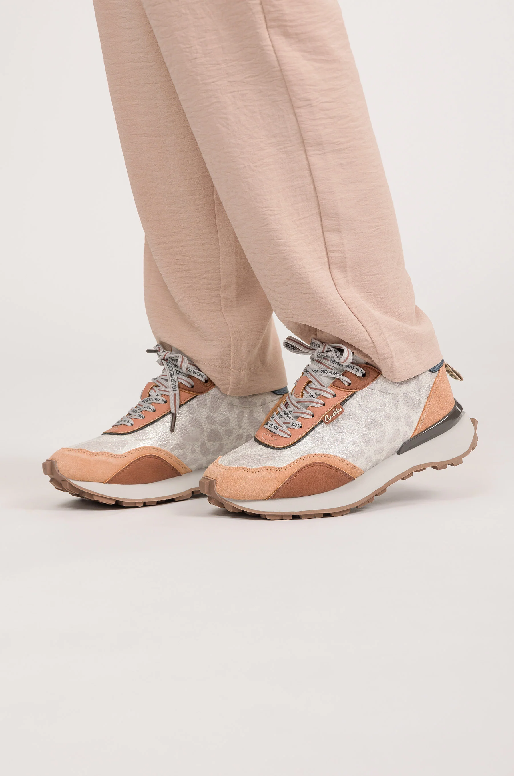 Deportivos beige y naranja - Image 2