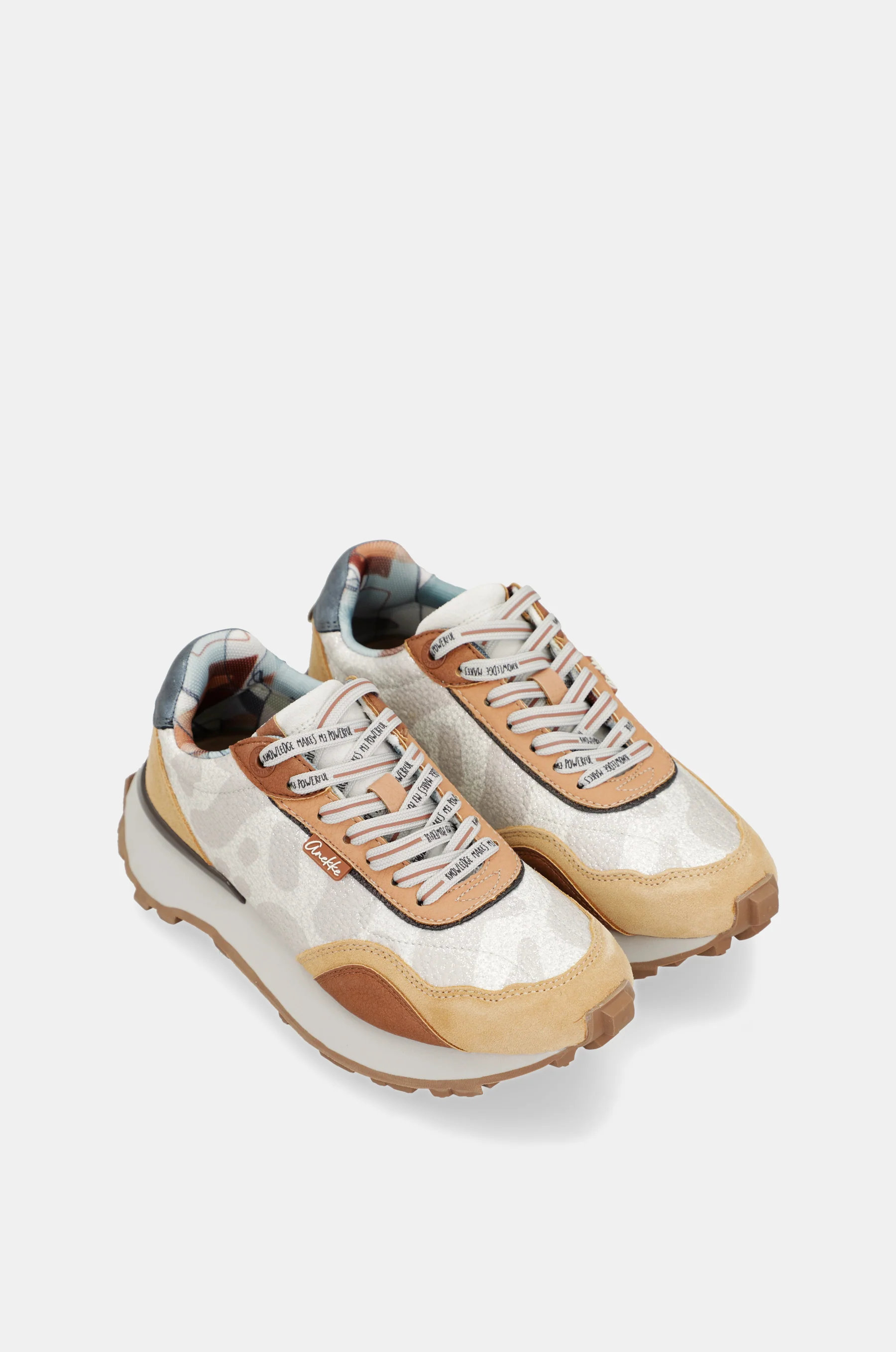 Deportivos beige y naranja - Image 3