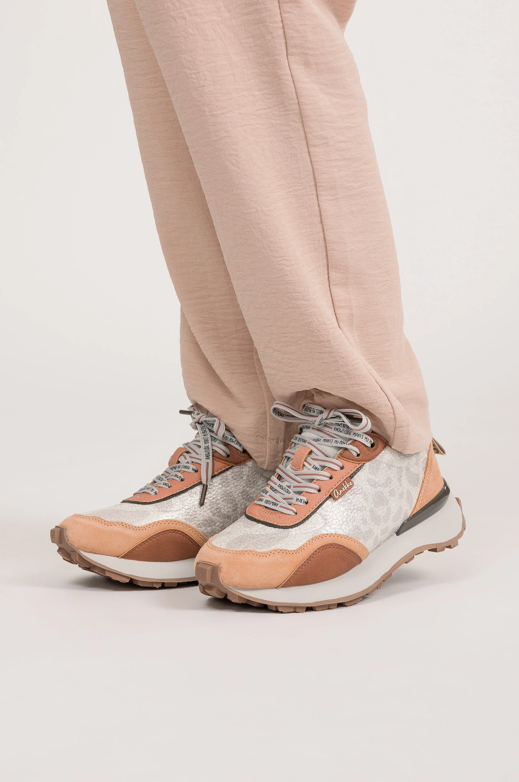 Deportivos beige y naranja - Image 4
