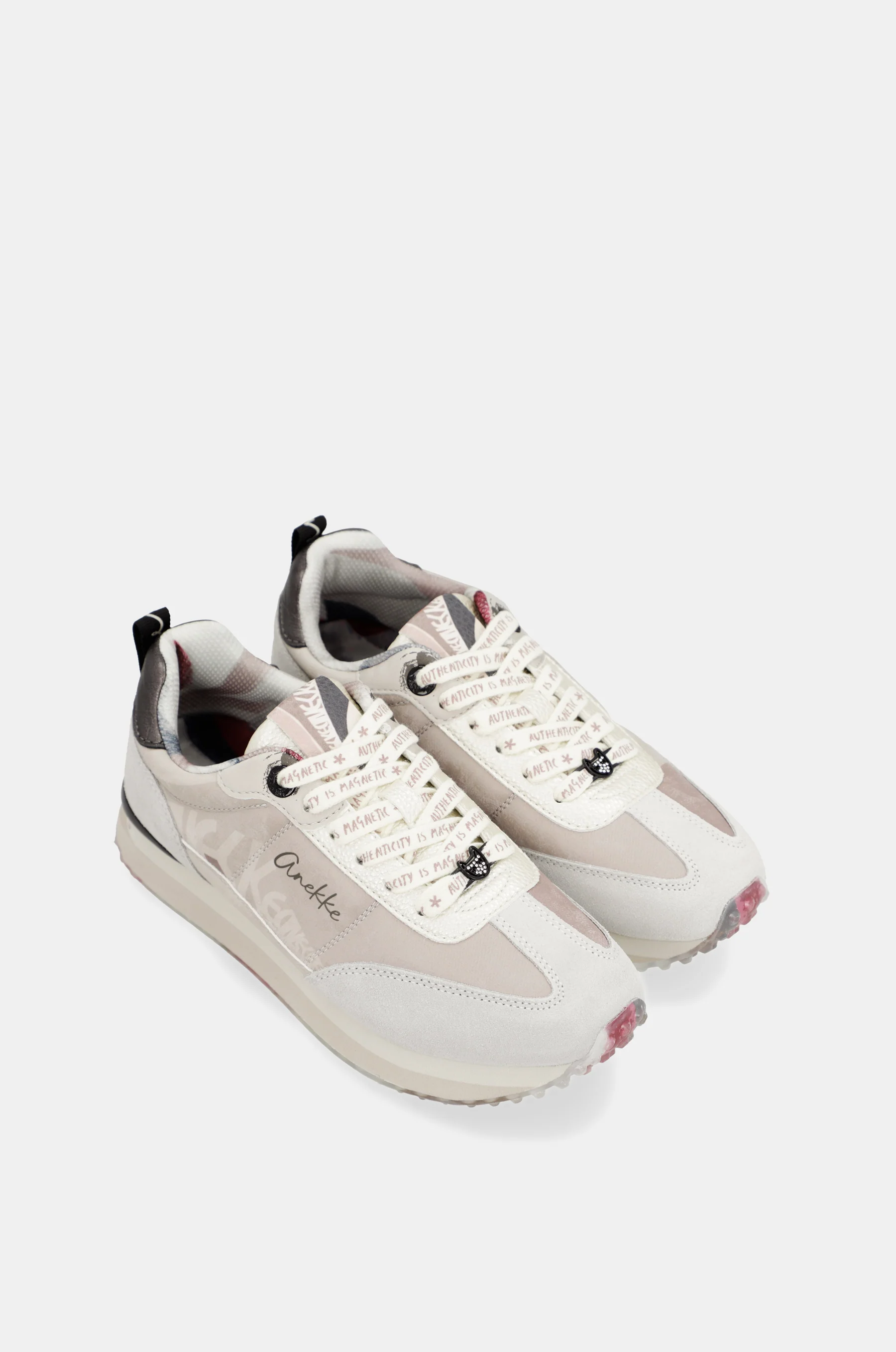 Deportivos blancos - Image 2