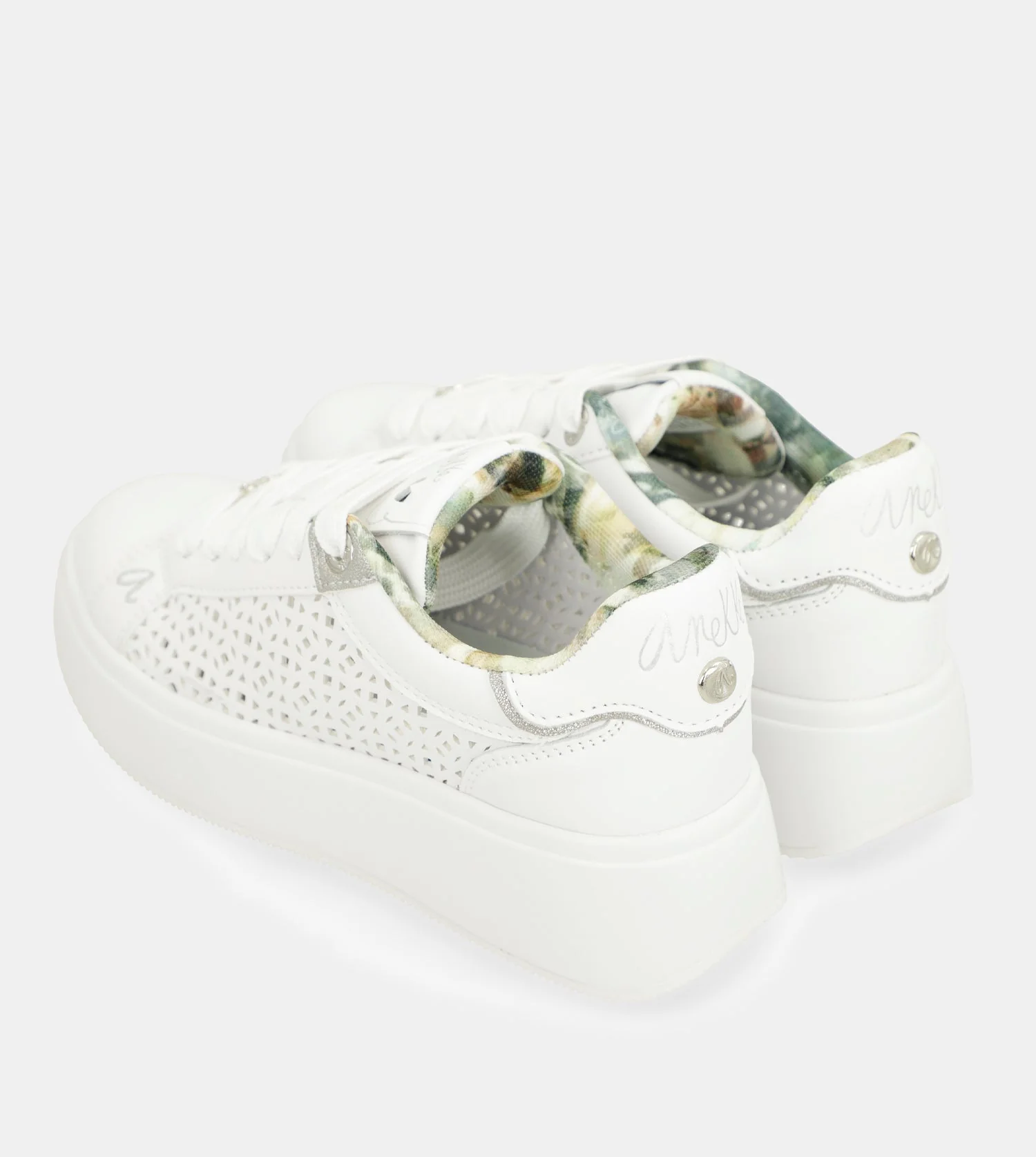 Deportivos blancos Lunares - Image 7
