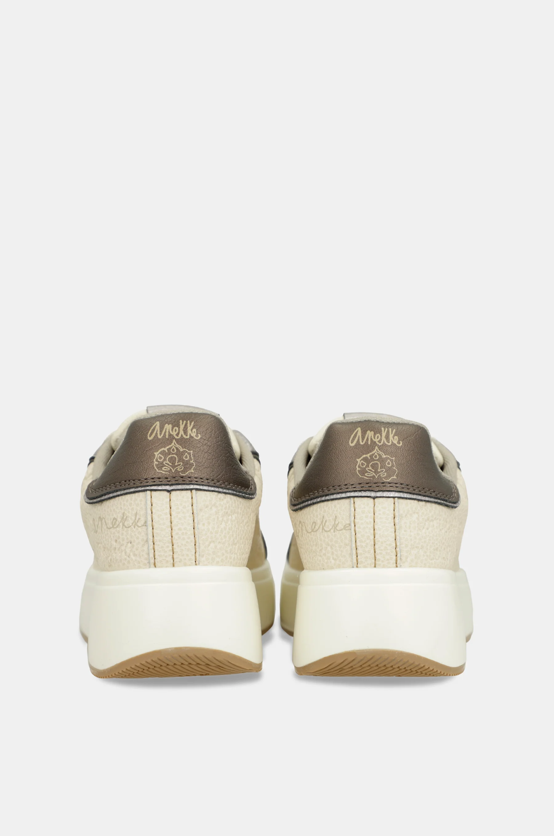 Deportivos blancos Studio - Image 7