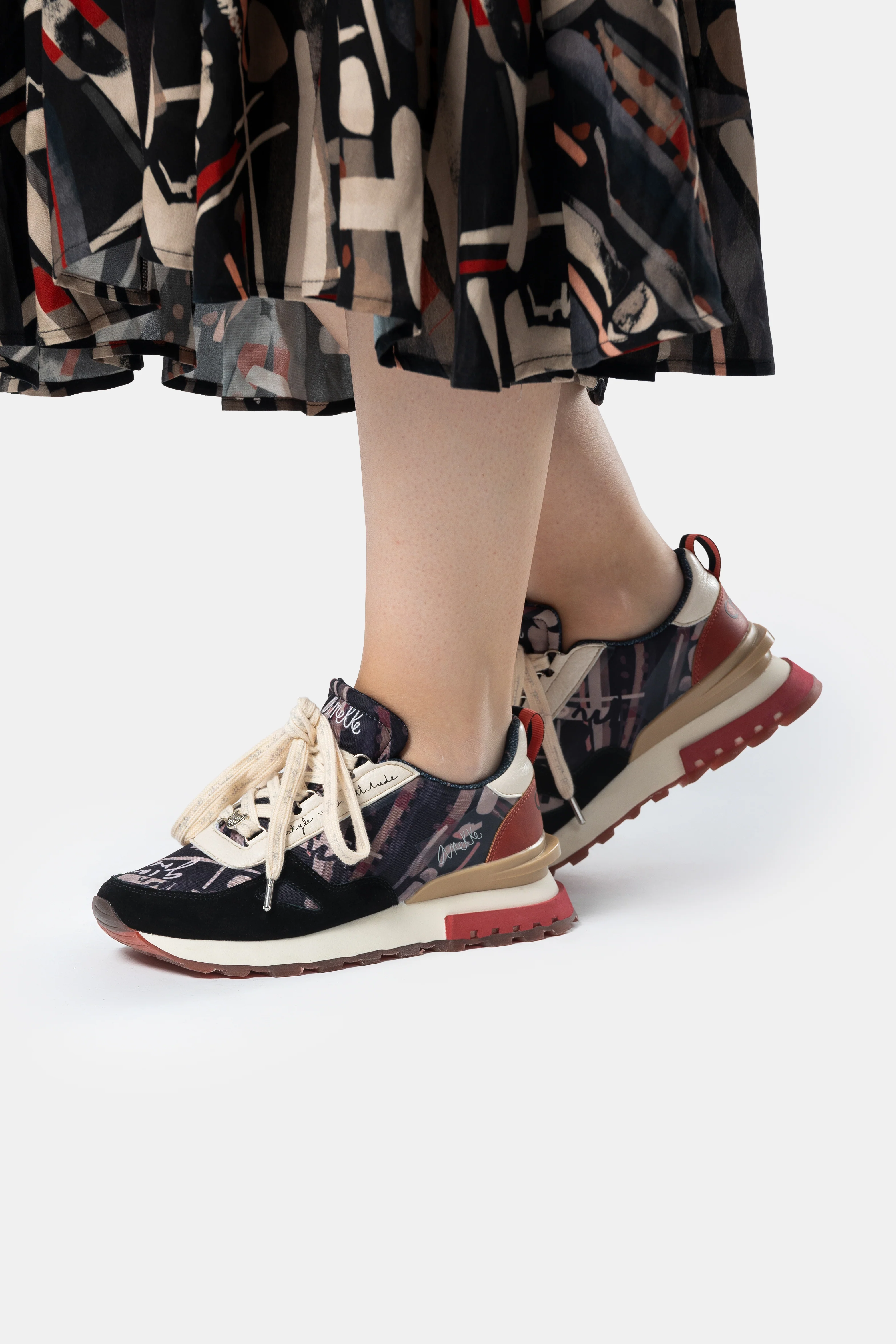 Deportivos negros estampados - Image 2