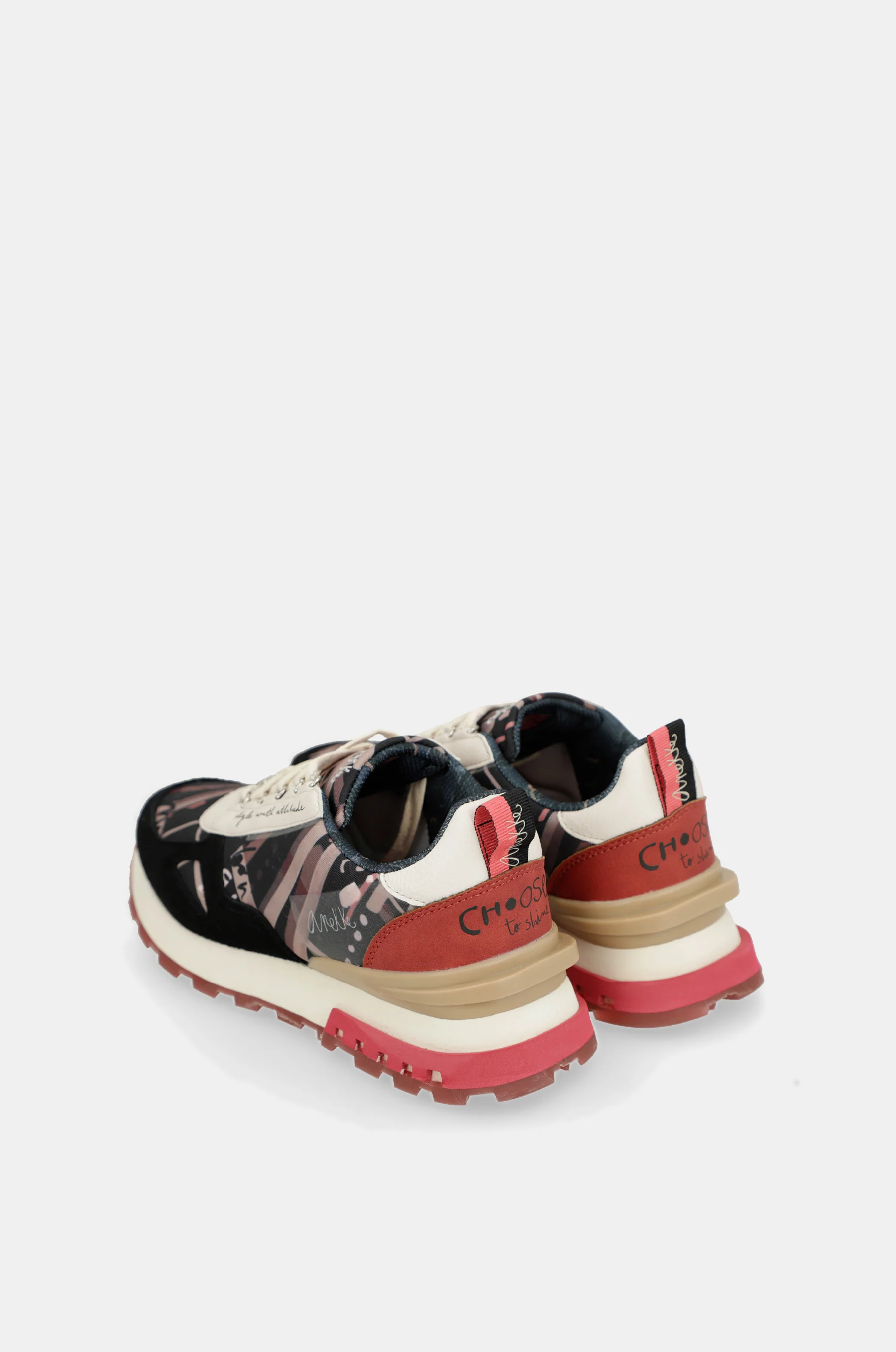 Deportivos negros estampados - Image 4