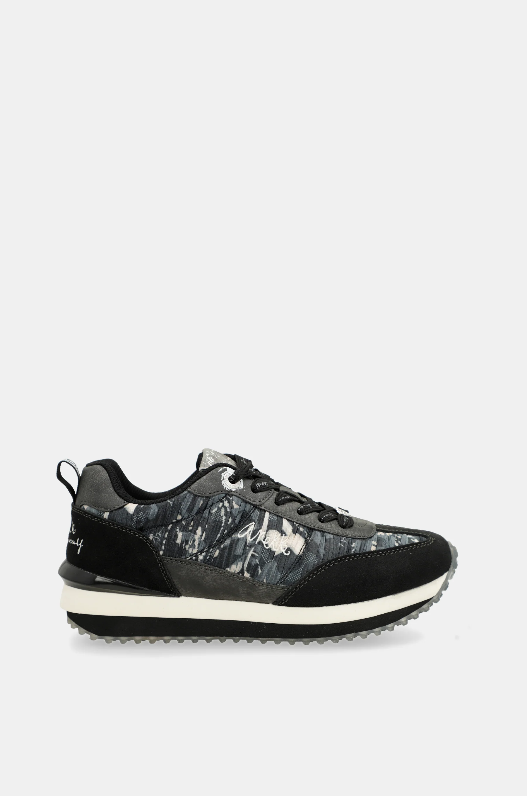 Deportivos negros suela multicolor