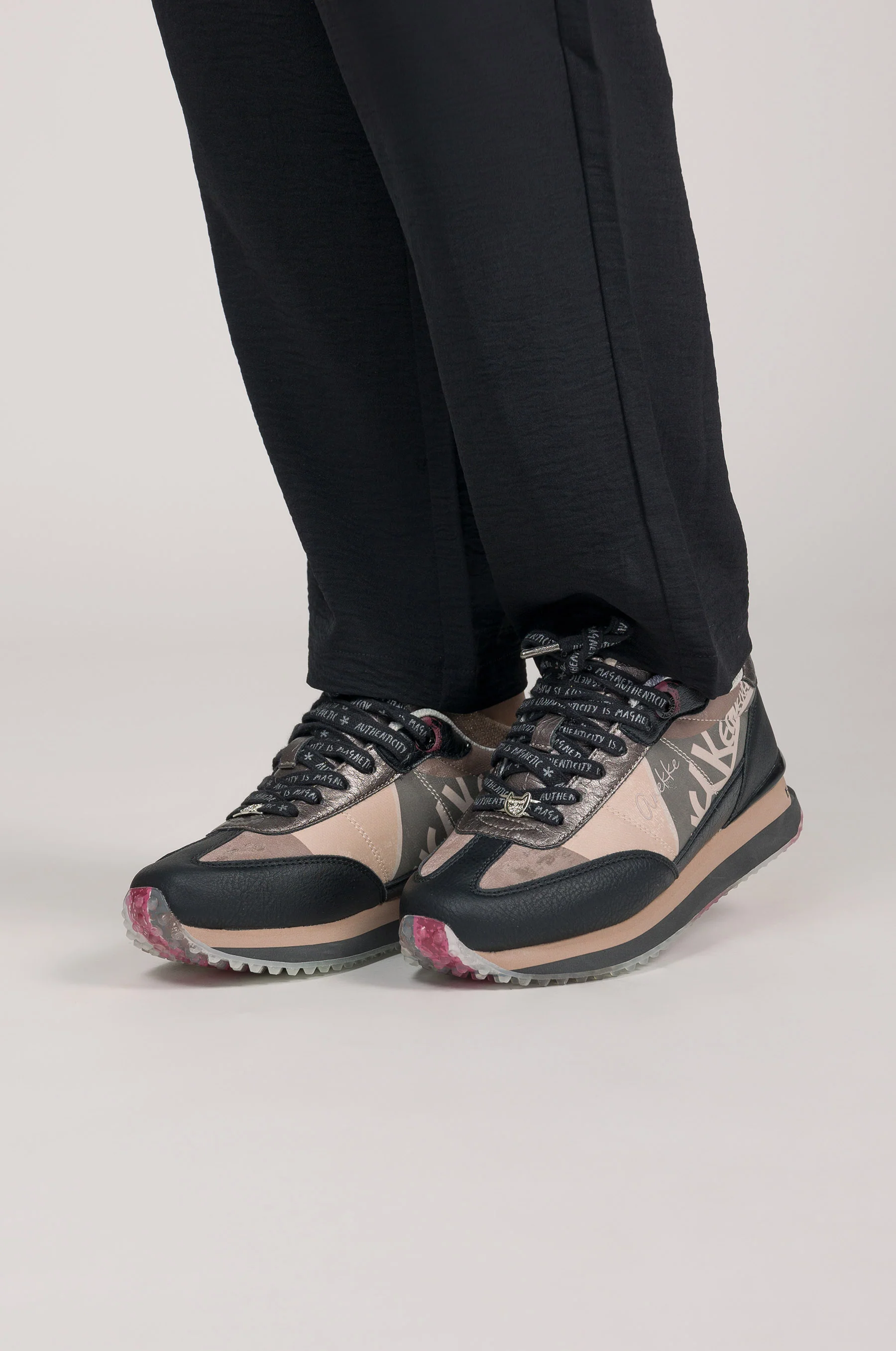 Deportivos negros y rosas - Image 2