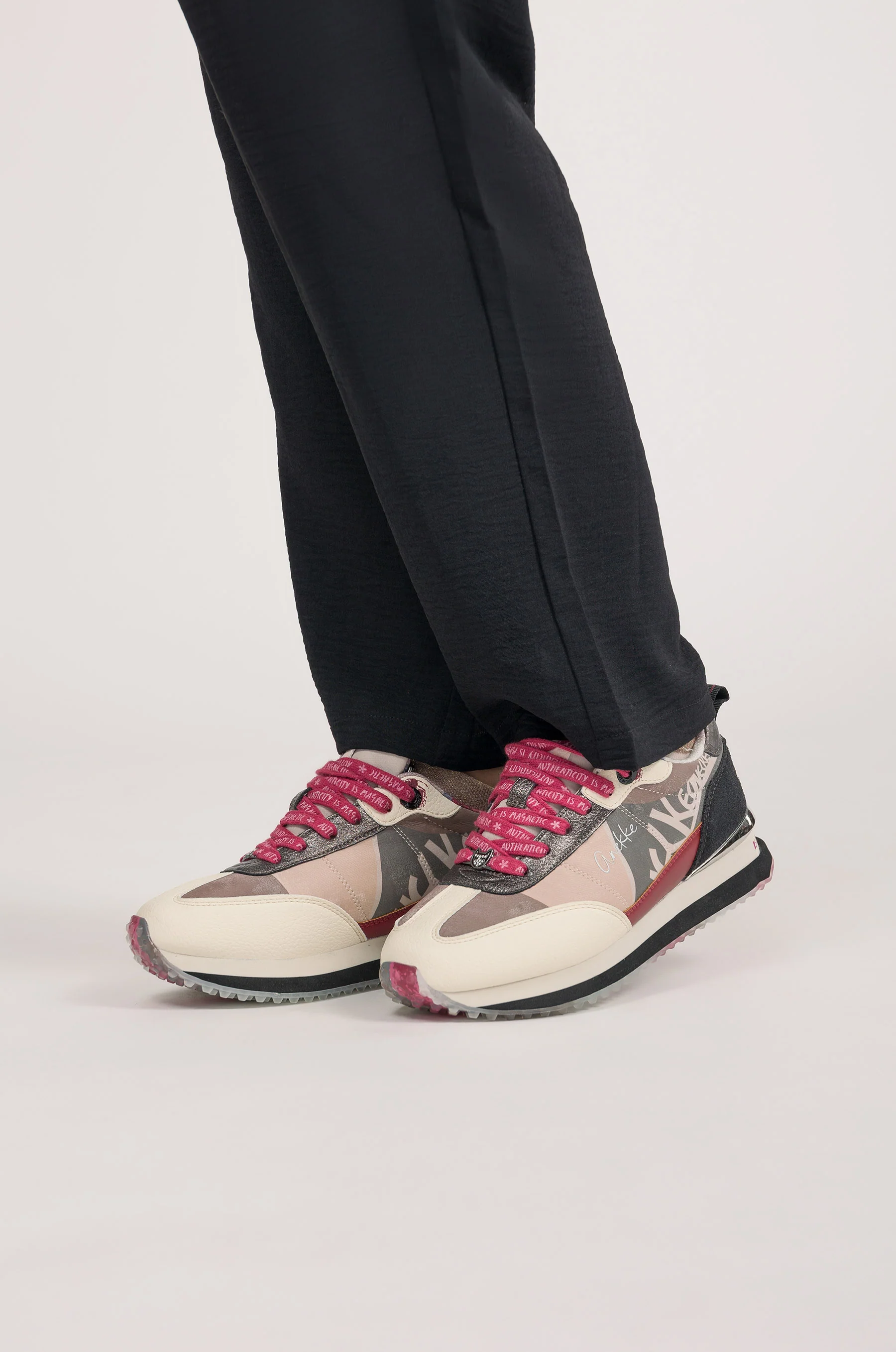 Deportivos rosa y blancos - Image 2