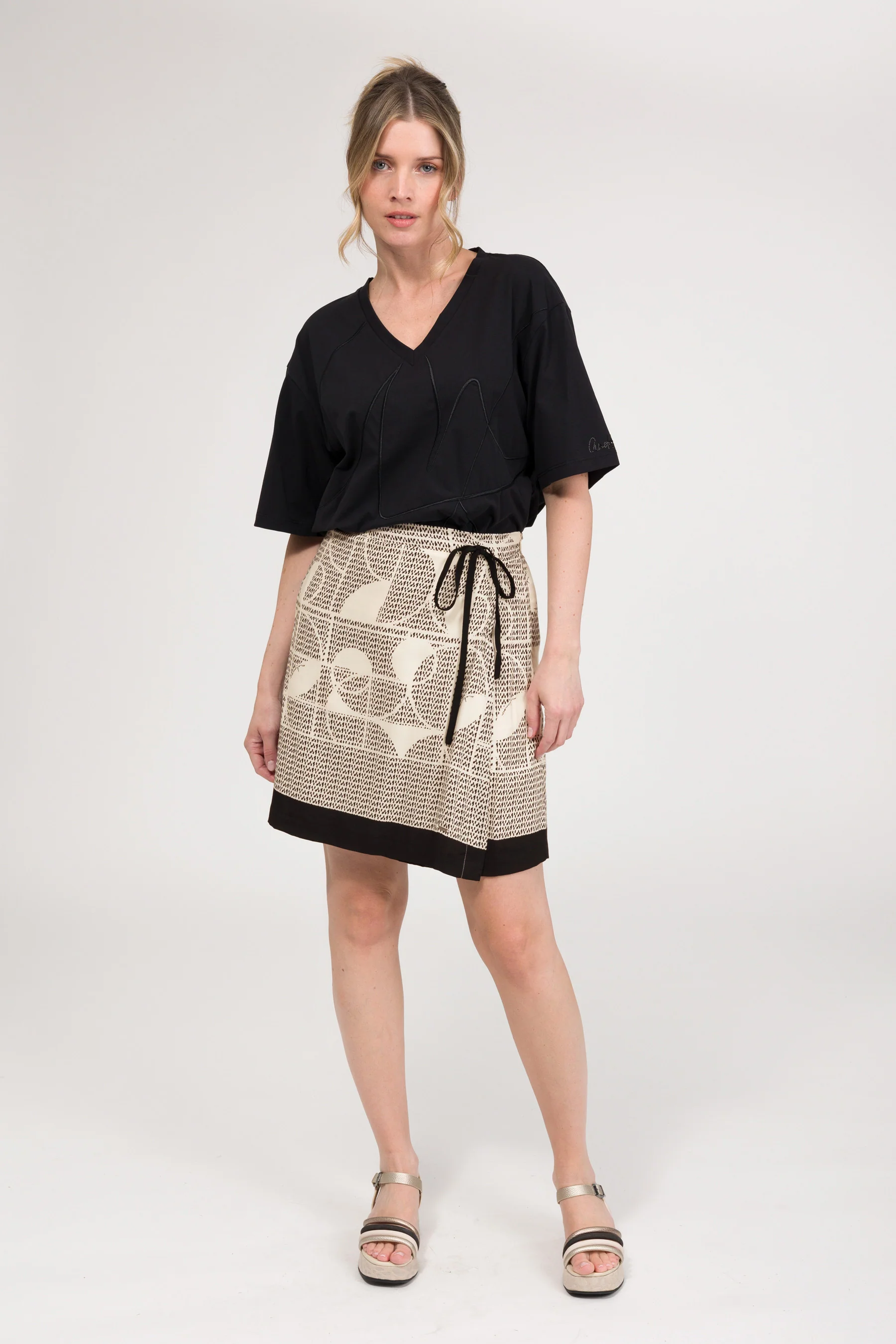 Falda corta blanca y negra - Image 4