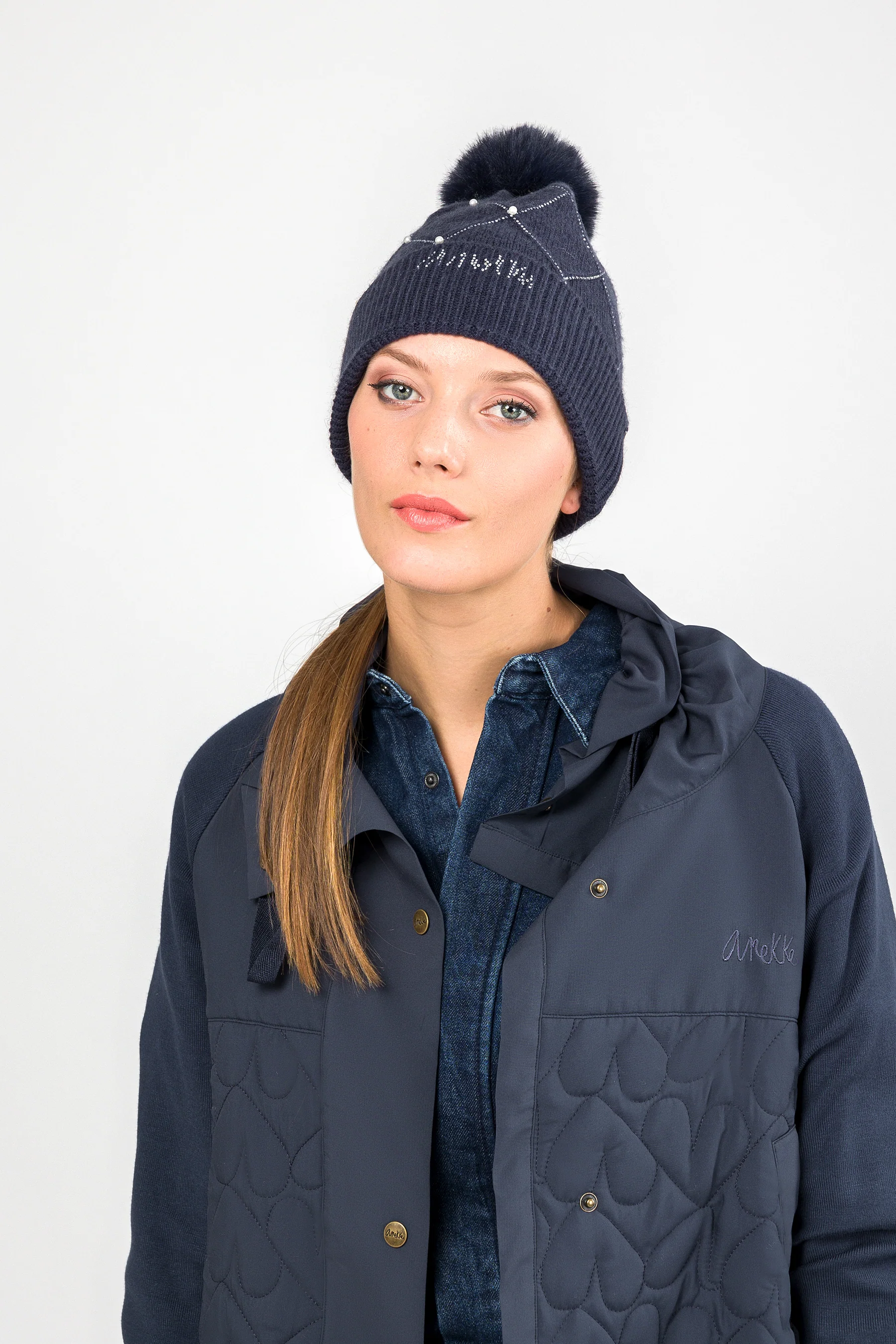 Gorro de punto azul con detalles - Image 2