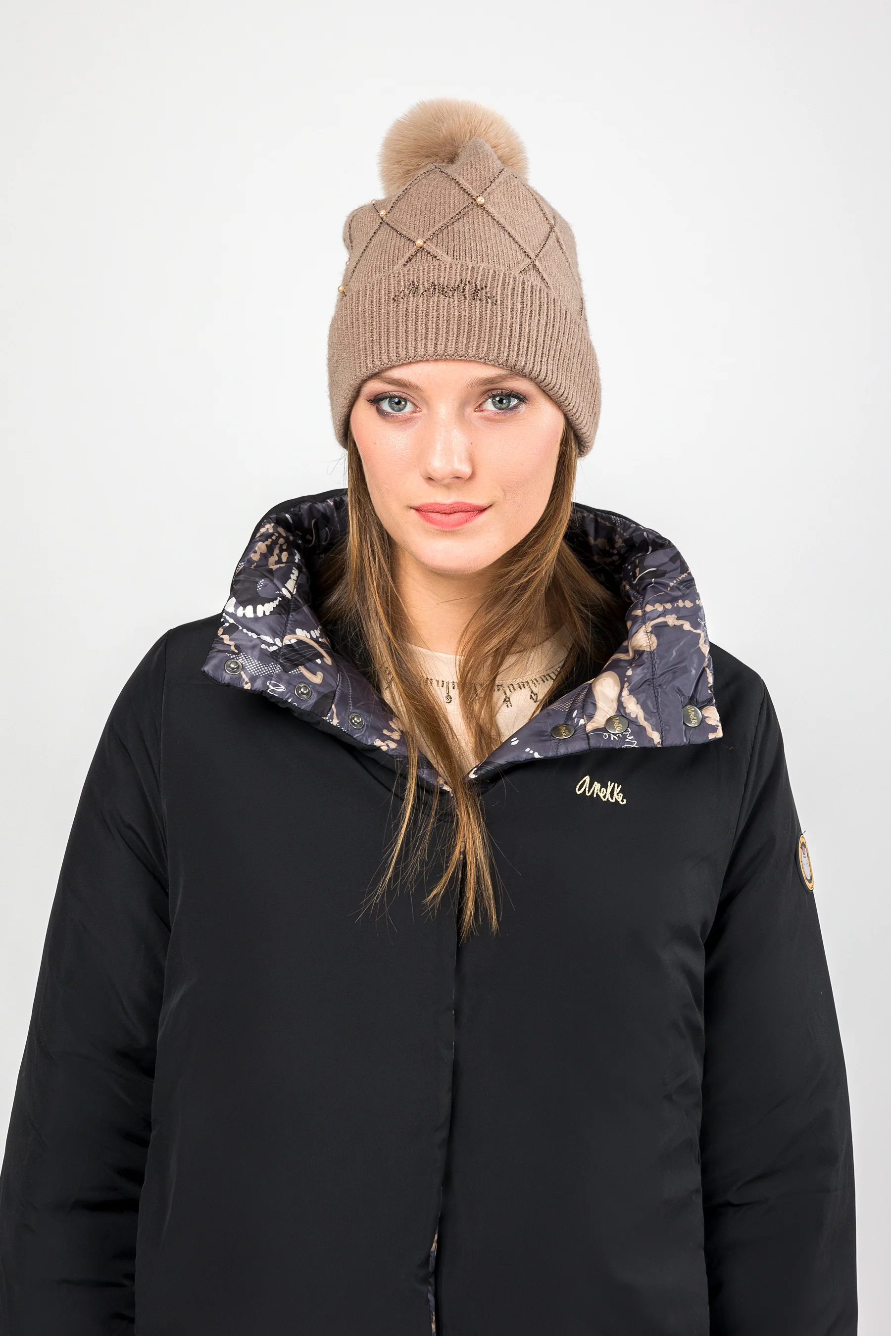 Gorro de punto beige con detalles - Image 3