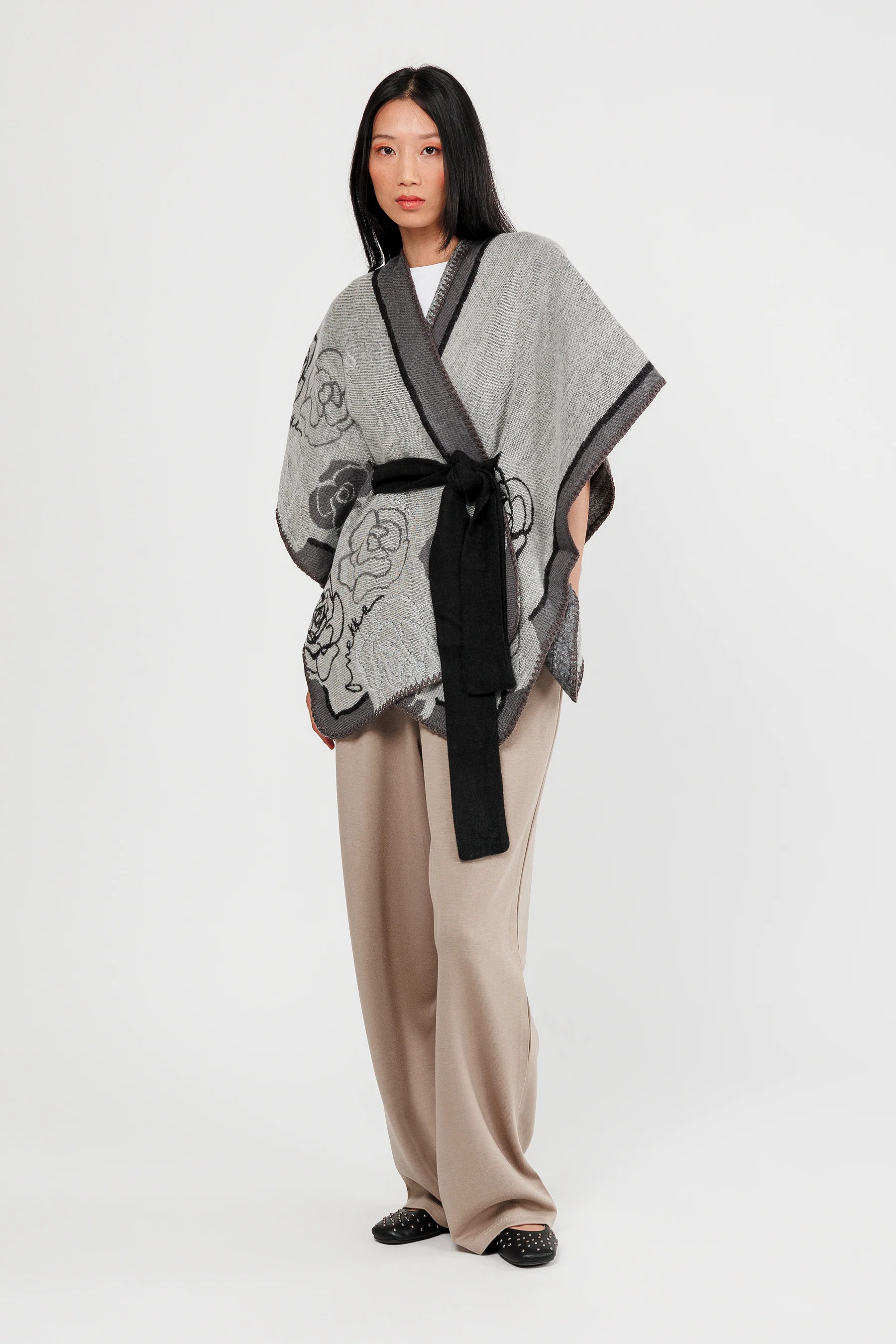 Poncho con cinturón beige y negro