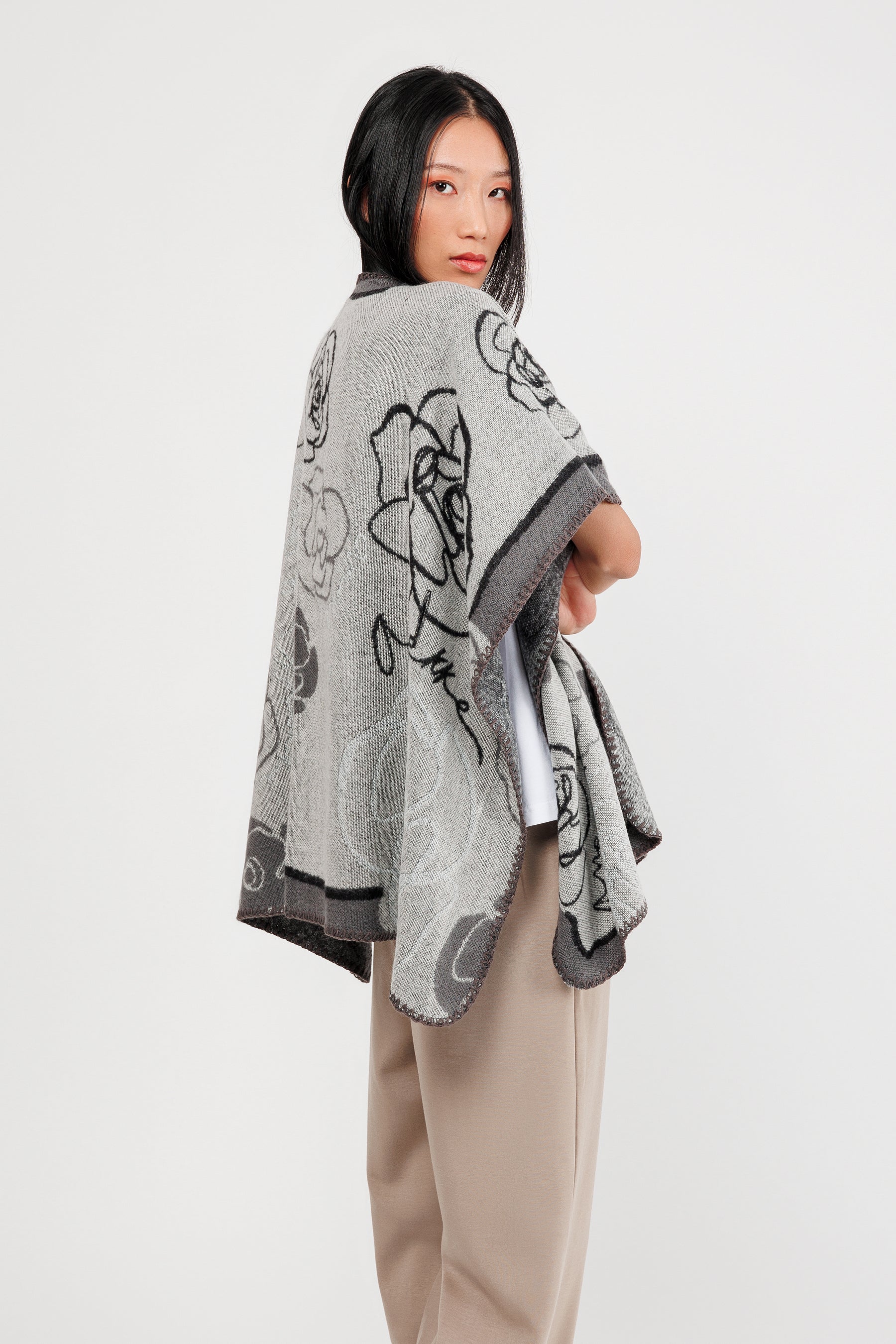 Poncho con cinturón beige y negro - Image 3