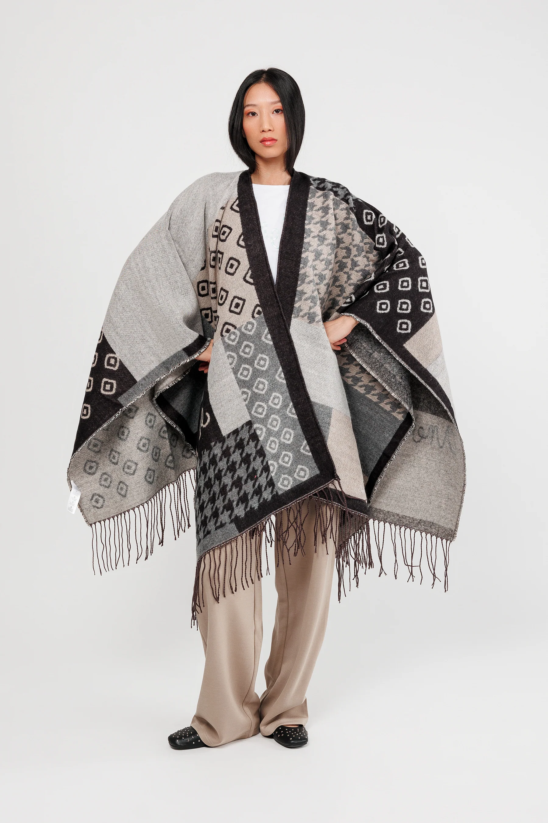 Poncho con flecos negro y beige