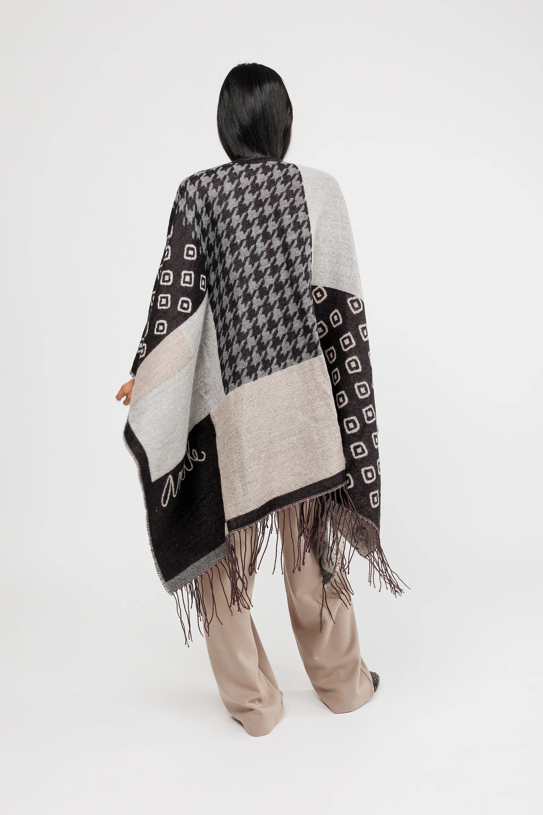 Poncho con flecos negro y beige - Image 2