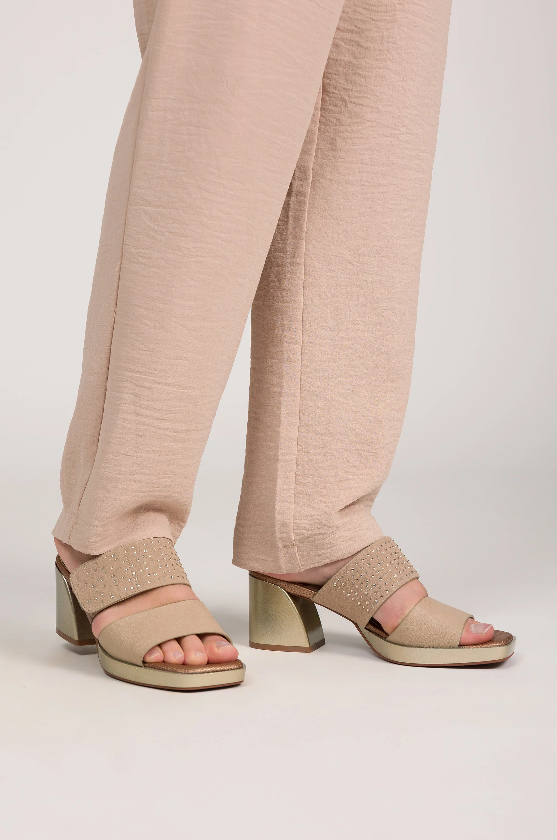 Sandalias con tacón beige con strass - Image 2