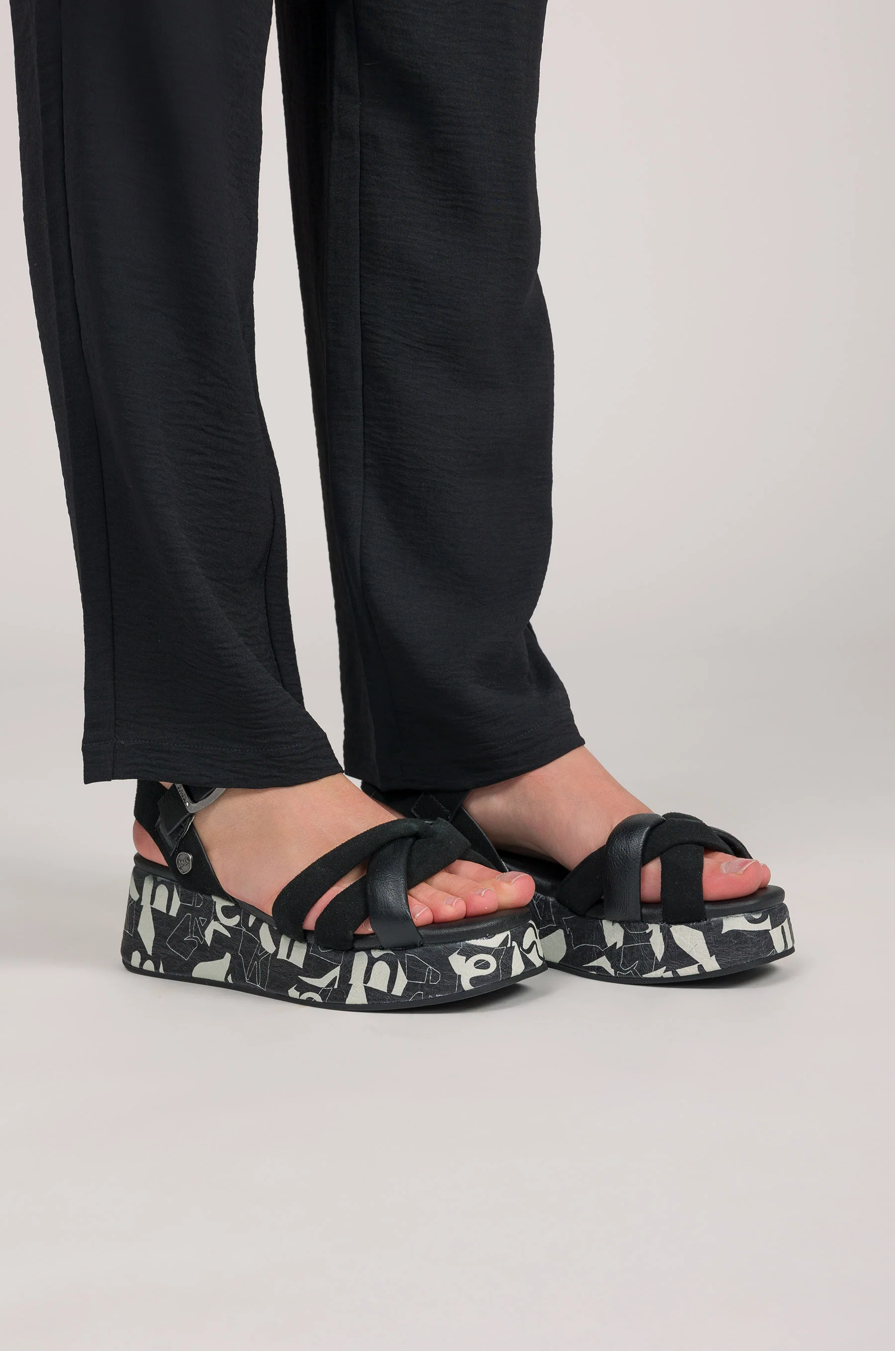 Sandalias plataforma negras y blancas - Image 2