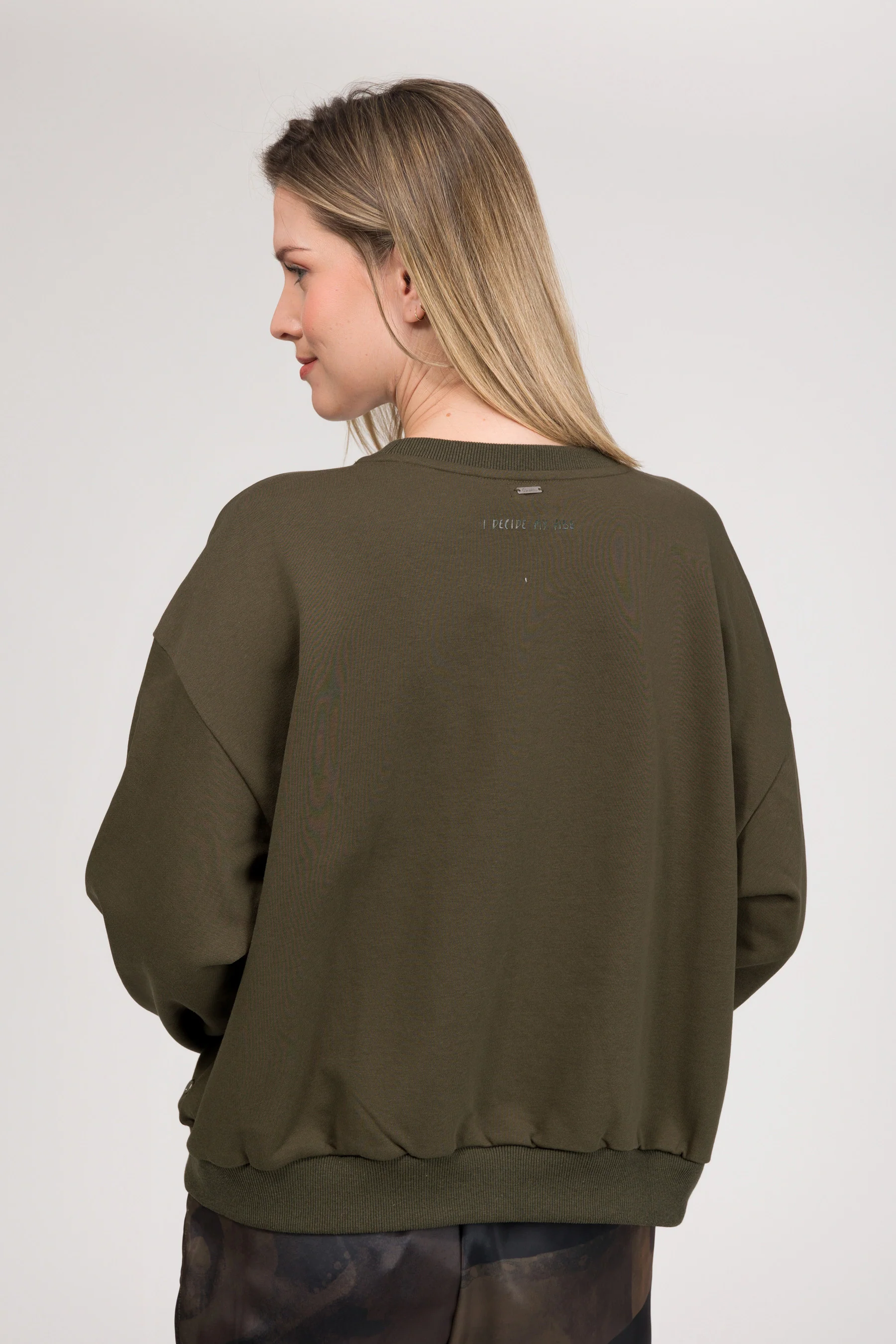 Sudadera de manga larga verde militar - Image 4