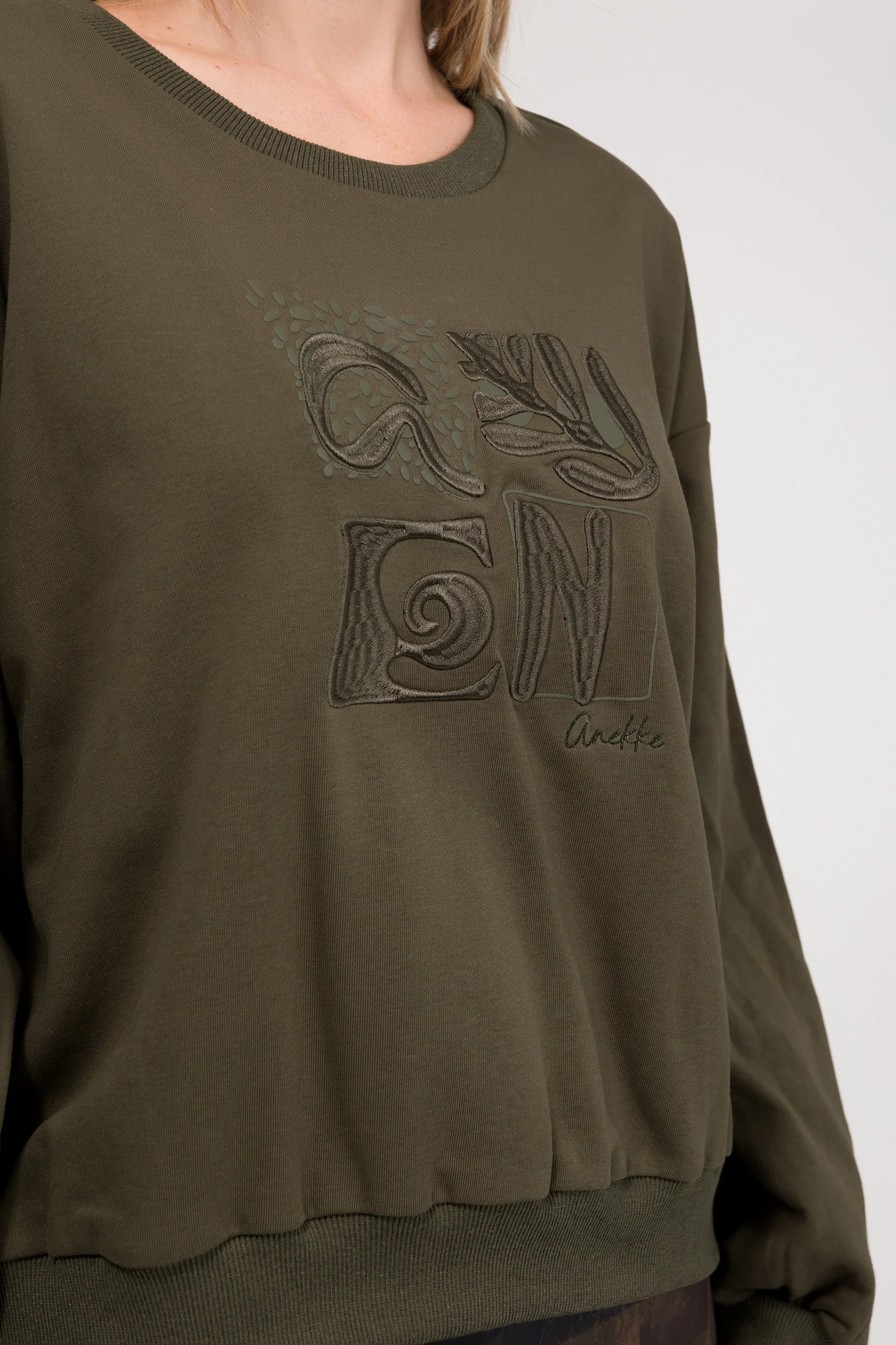 Sudadera de manga larga verde militar - Image 5